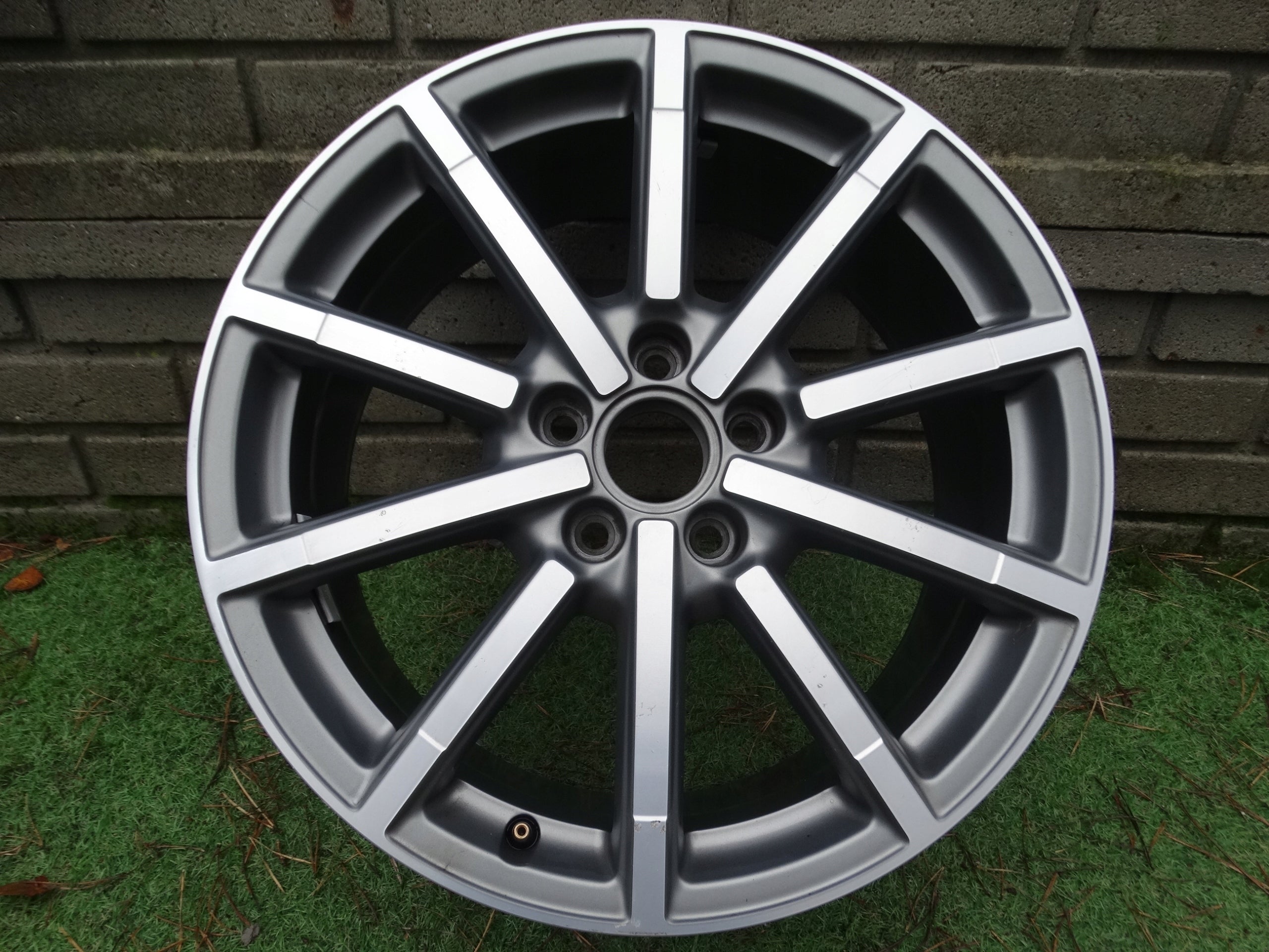  1x Alu Felge Audi A3 Aluminum rim 18 Zoll 7.5J 5x112 51ET 8V0601025AM product image