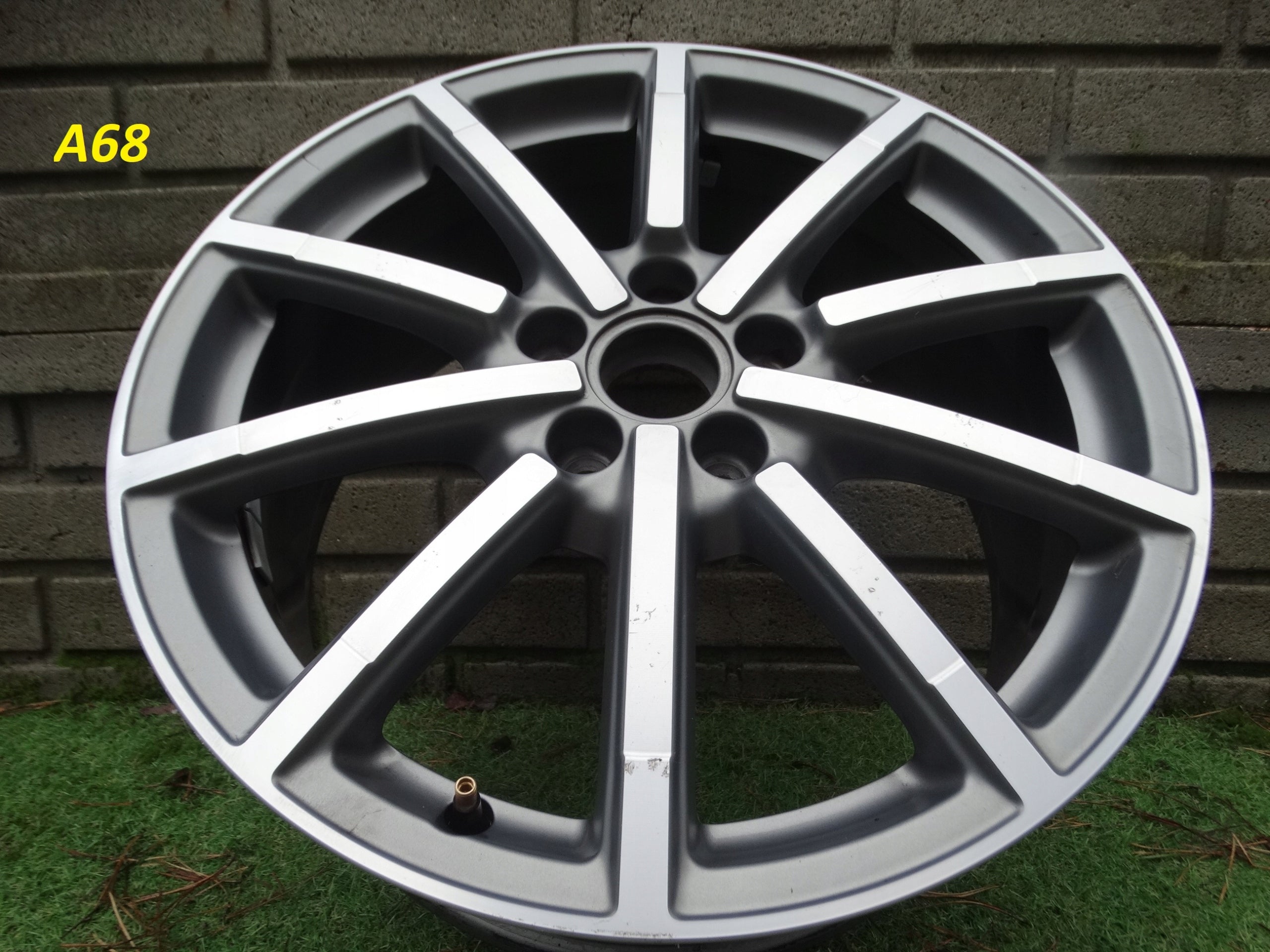 1x Alu Felge Audi A3 Aluminum rim 18 Zoll 7.5J 5x112 51ET 8V0601025AM