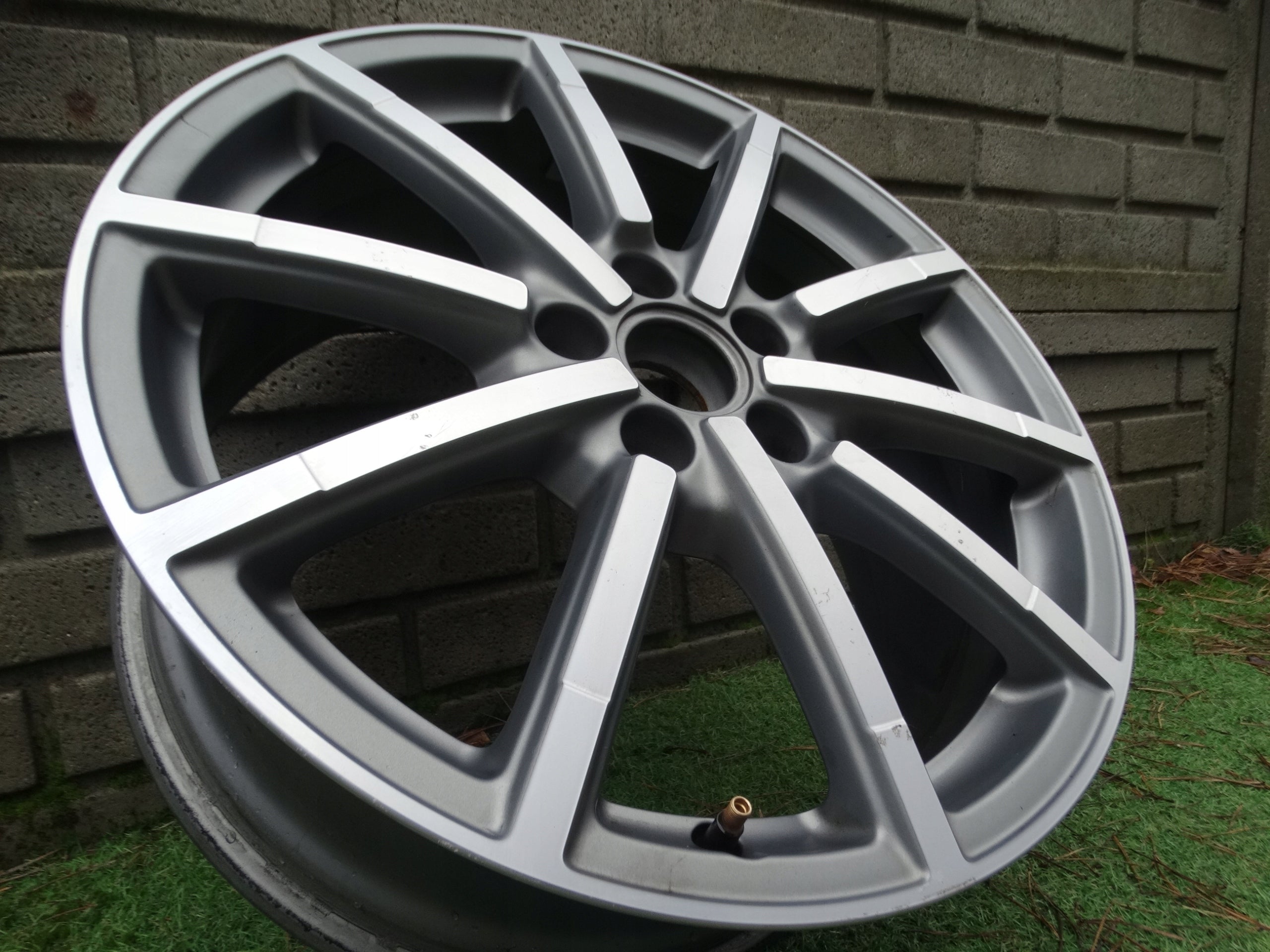 1x Alu Felge Audi A3 Aluminum rim 18 Zoll 7.5J 5x112 51ET 8V0601025AM