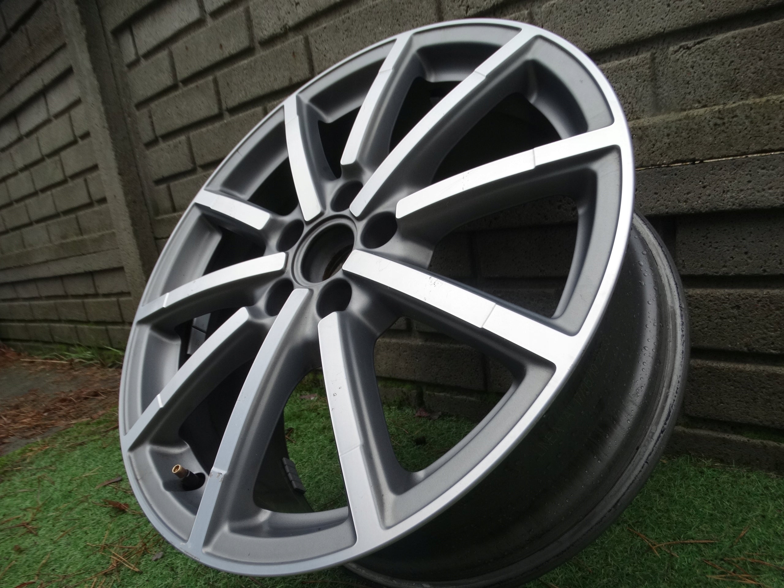 1x Alu Felge Audi A3 Aluminum rim 18 Zoll 7.5J 5x112 51ET 8V0601025AM