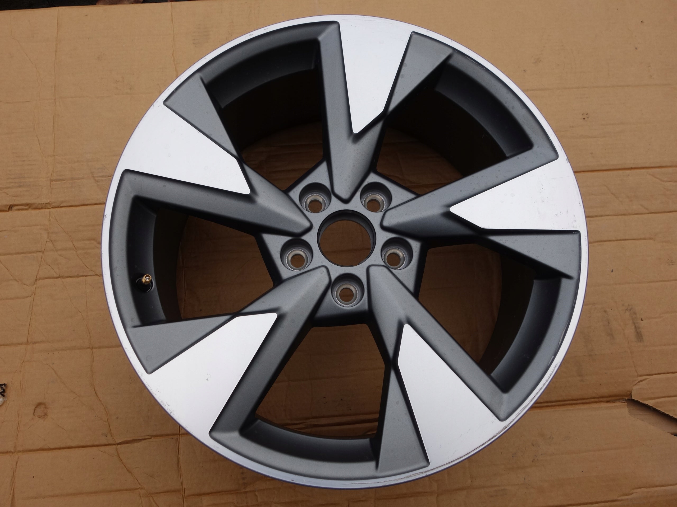  1x Alu Felge Audi A3 Aluminum rim 18 Zoll 8.0J 5x112 8V0601025 product image