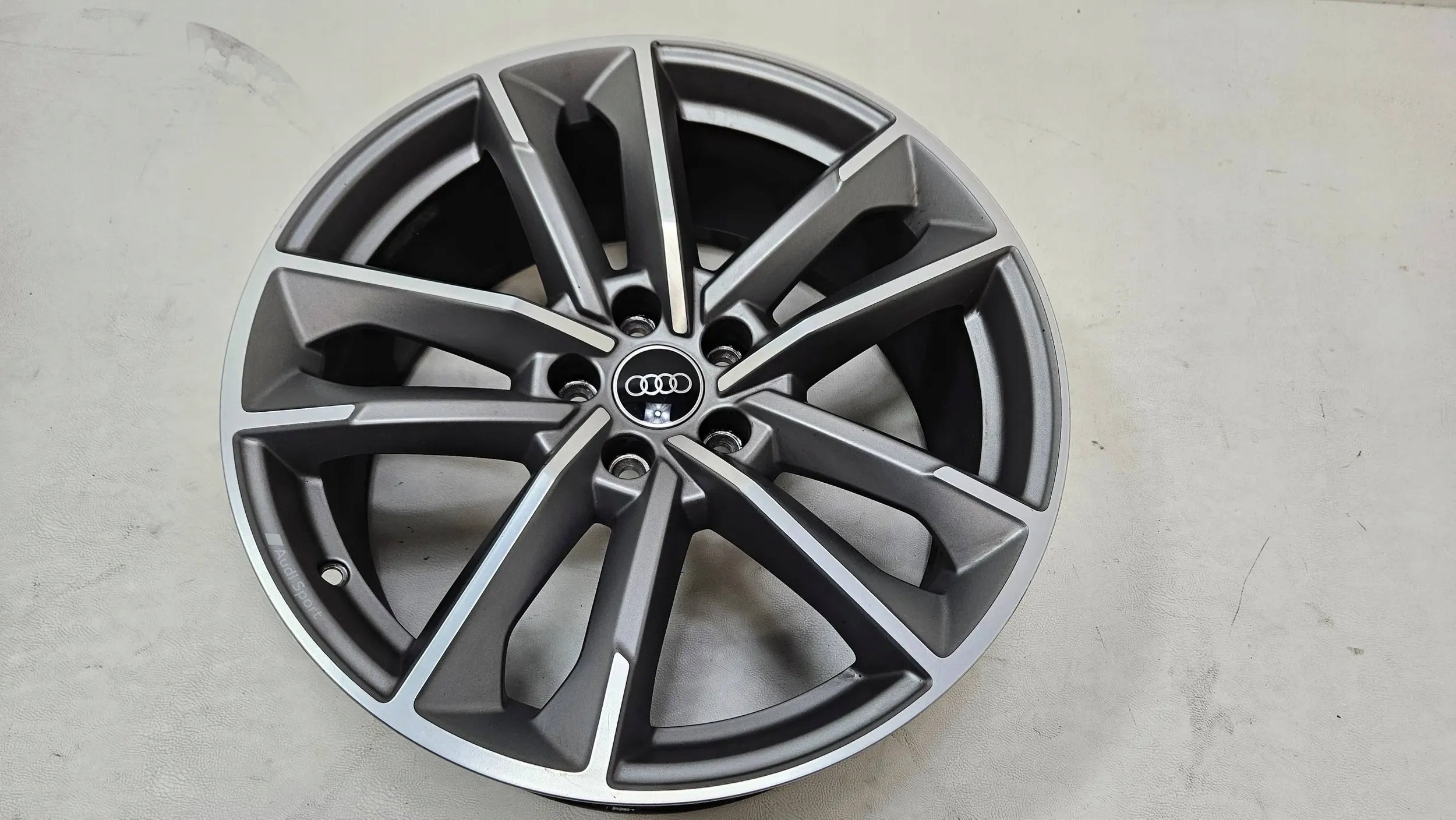 1x Alu Felge Audi A4 A5 S5 S4 Aluminum rim 18 Zoll 8W0601025