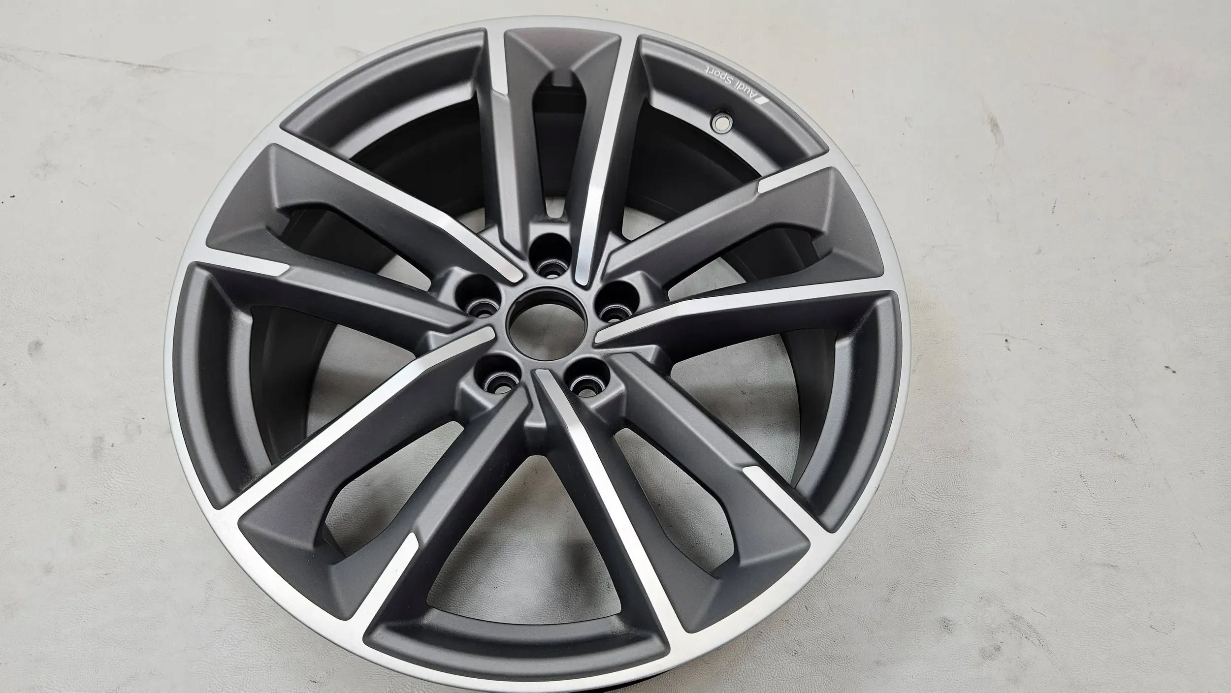 1x Alu Felge Audi A4 A5 S5 S4 Aluminum rim 18 Zoll 8W0601025