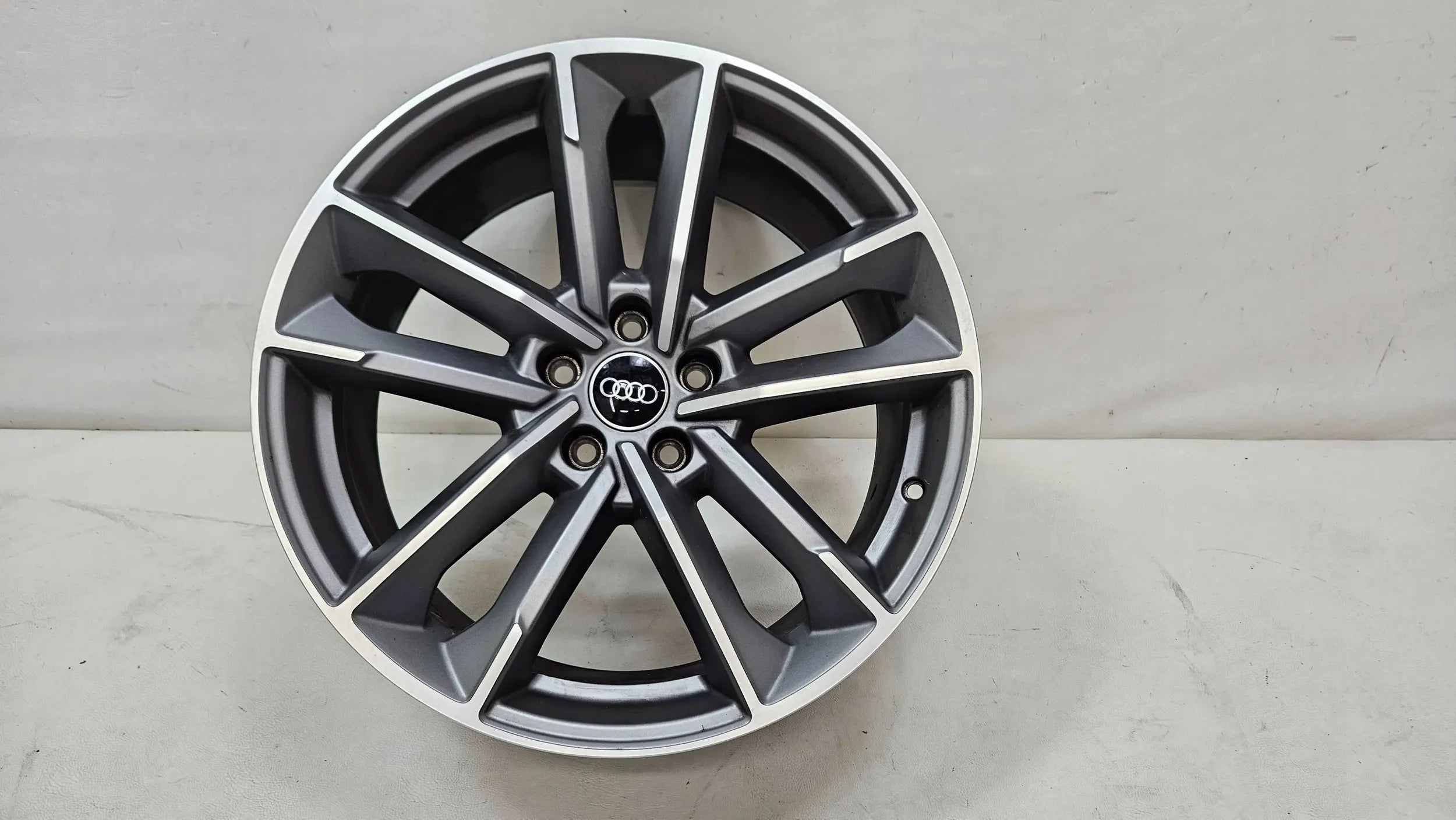 1x Alu Felge Audi A4 A5 S5 S4 Aluminum rim 18 Zoll 8W0601025