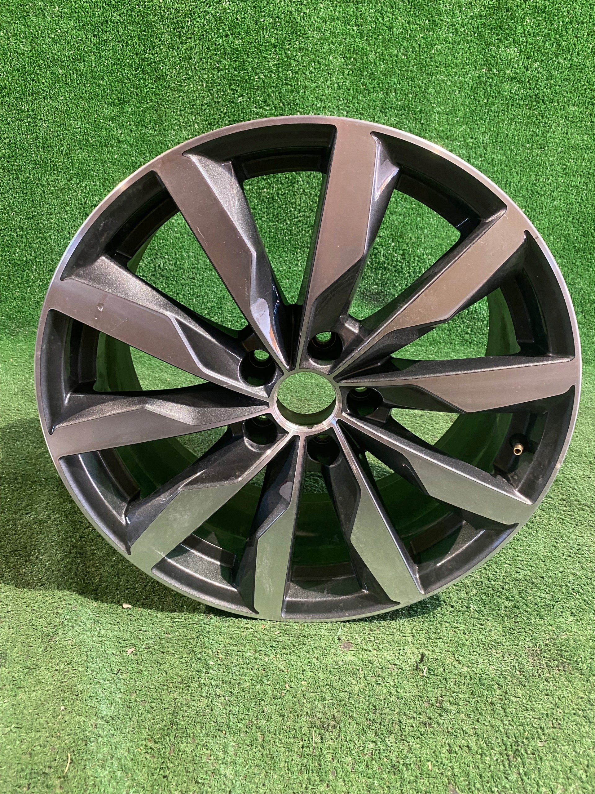  1x Alu Felge Audi A4 A5 Aluminum rim 18 Zoll 8.0J 5x112 40ET 8W0601025FJ product image