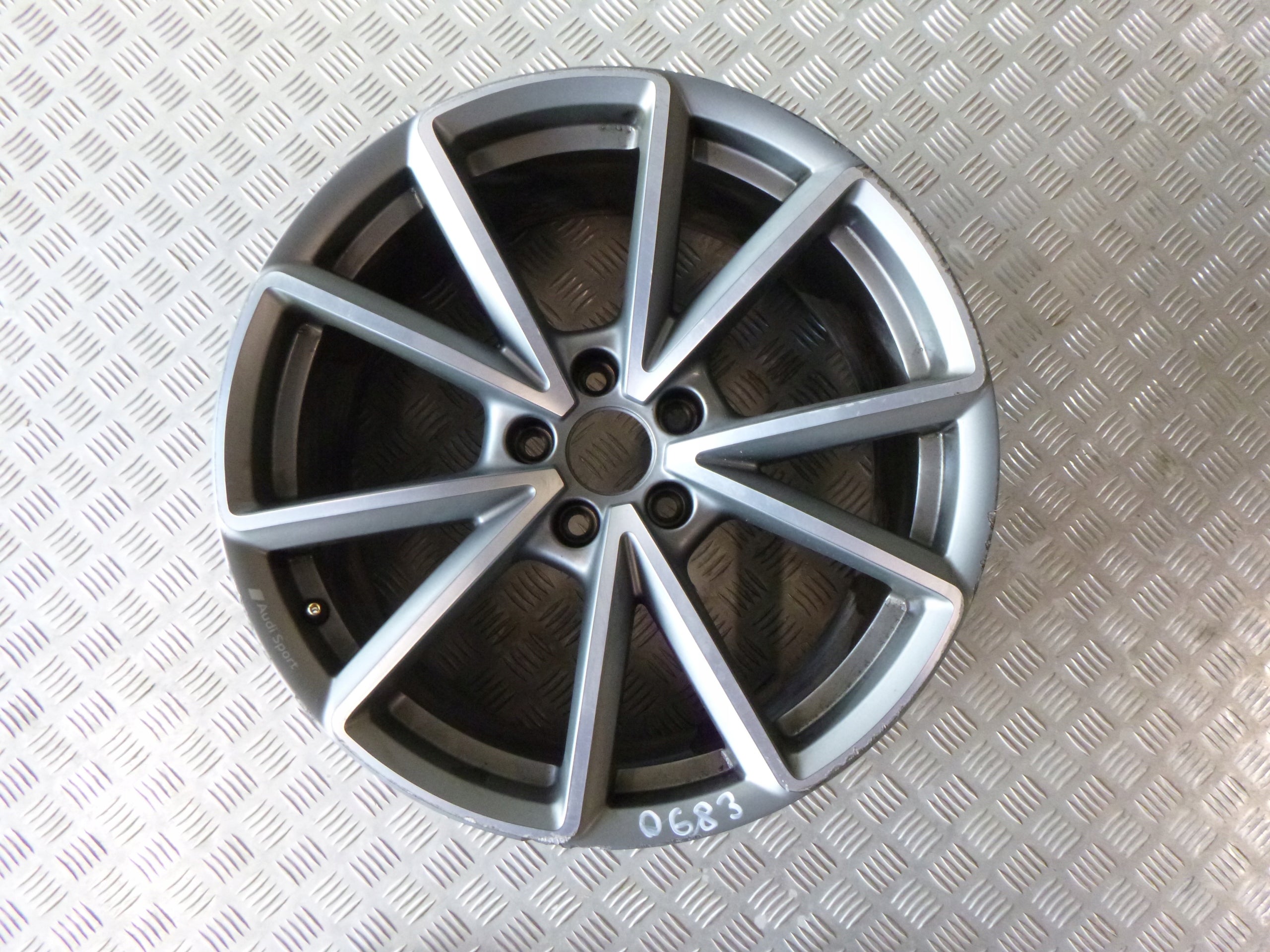  1x Alu Felge Audi Q3 A4 S4 Aluminum rim 19 Zoll 8.5J 5x112 40ET 8W0601025 product image