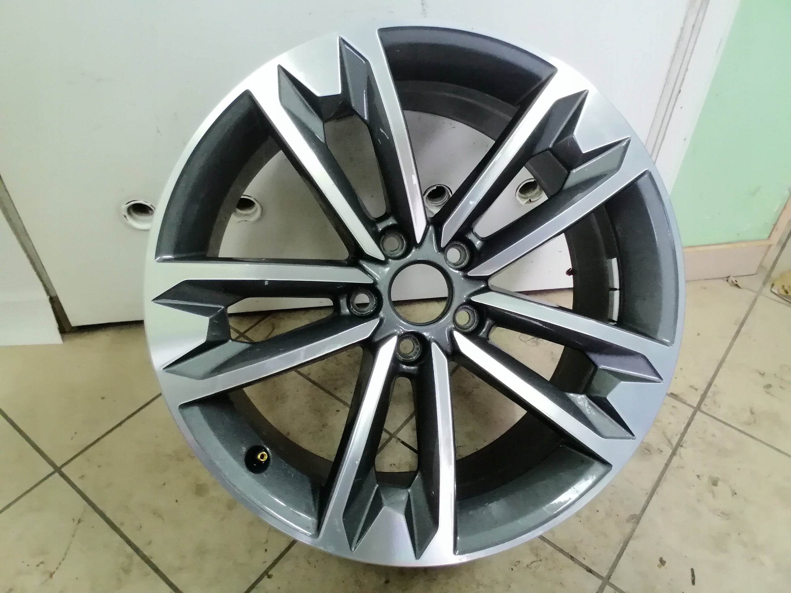  1x Alu Felge Audi A4 S4 Aluminum rim 18 Zoll 7.5J 5x112 29ET 8W9601025C product image