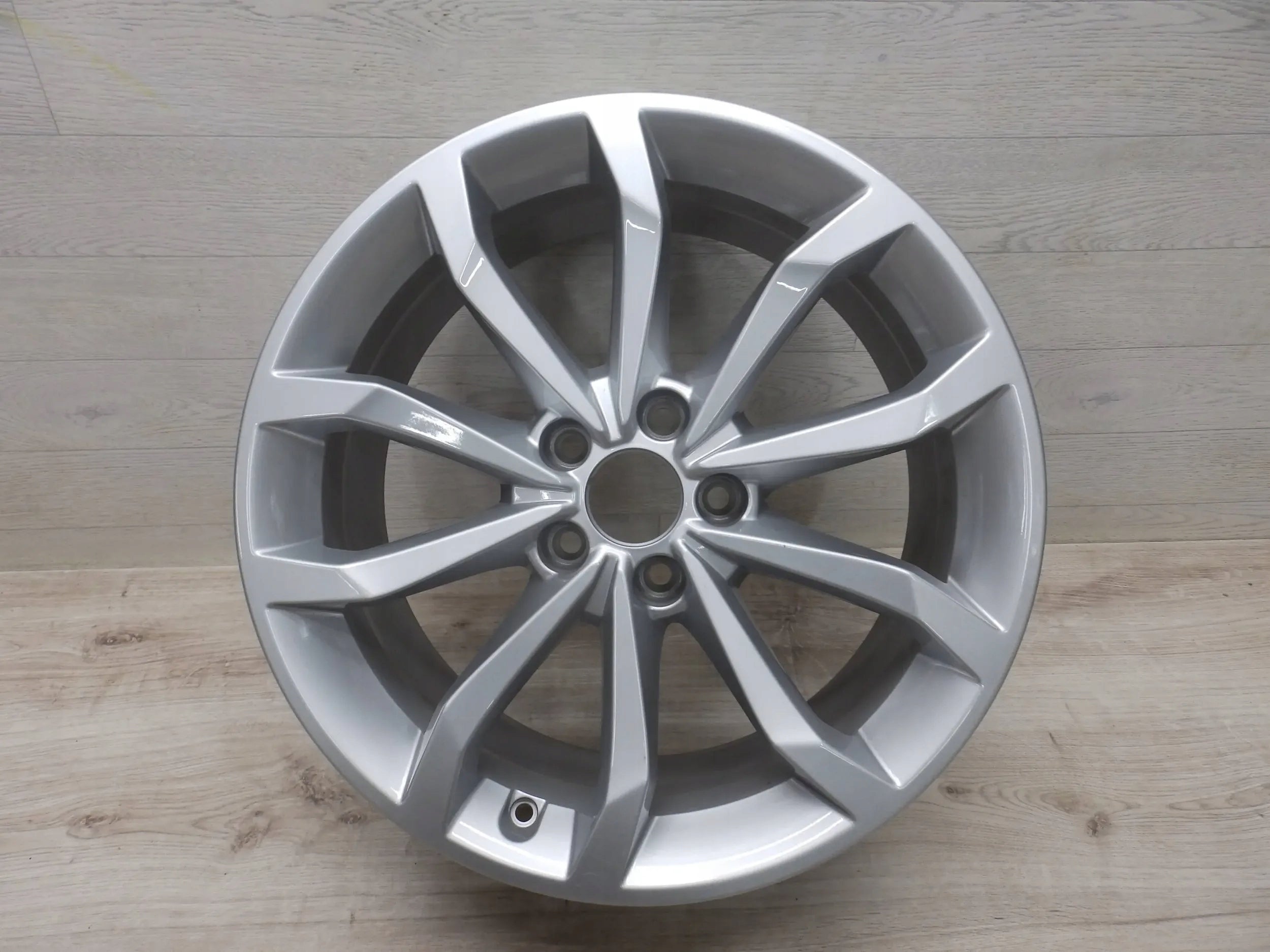 1x Alu Felge Audi A4 S4 Aluminum rim 18 Zoll 8.0J 5x112 40ET 8W0601025H