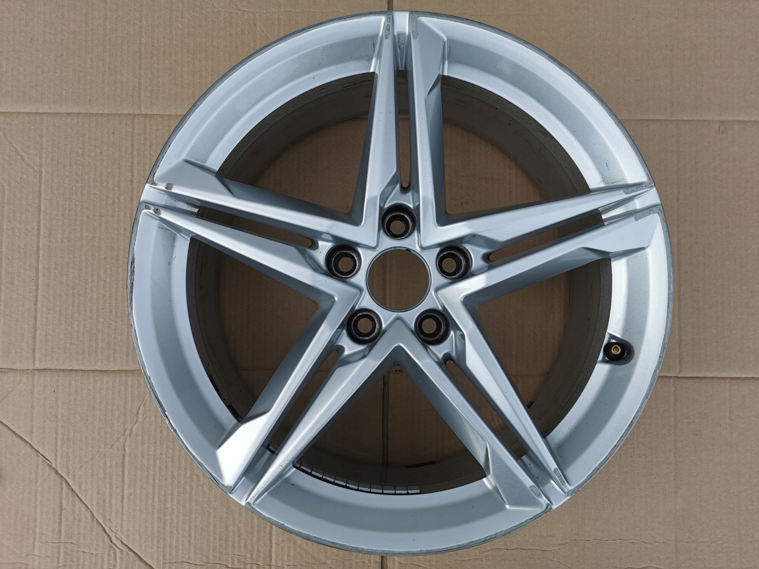 1x Alu Felge Audi A4 Aluminum rim 18 Zoll 8.0J 5x112 40ET 8W0601025EC