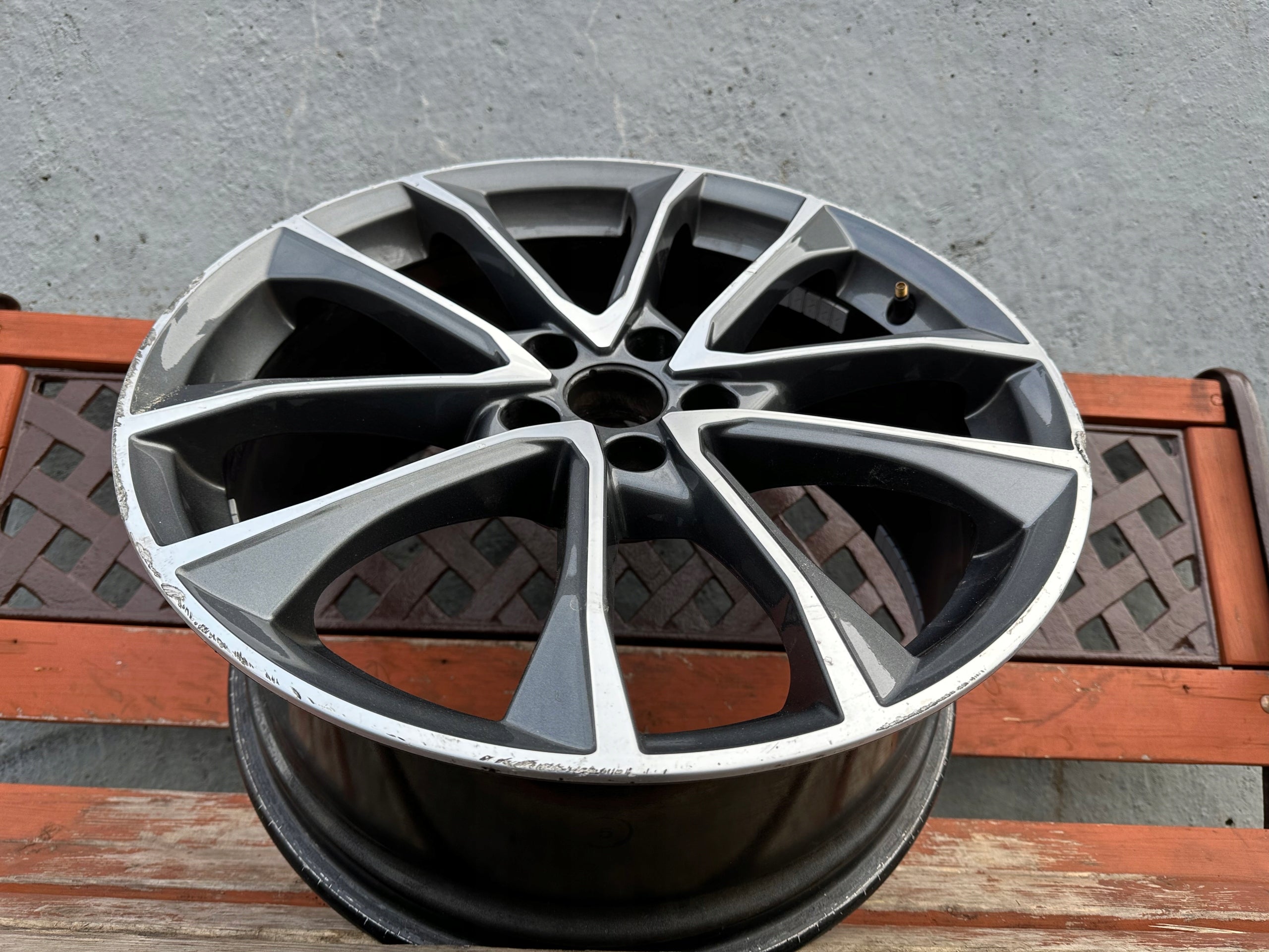 1x Alu Felge Audi A4 Aluminum rim 19 Zoll 8.5J 5x112 40ET 8W0601025BF