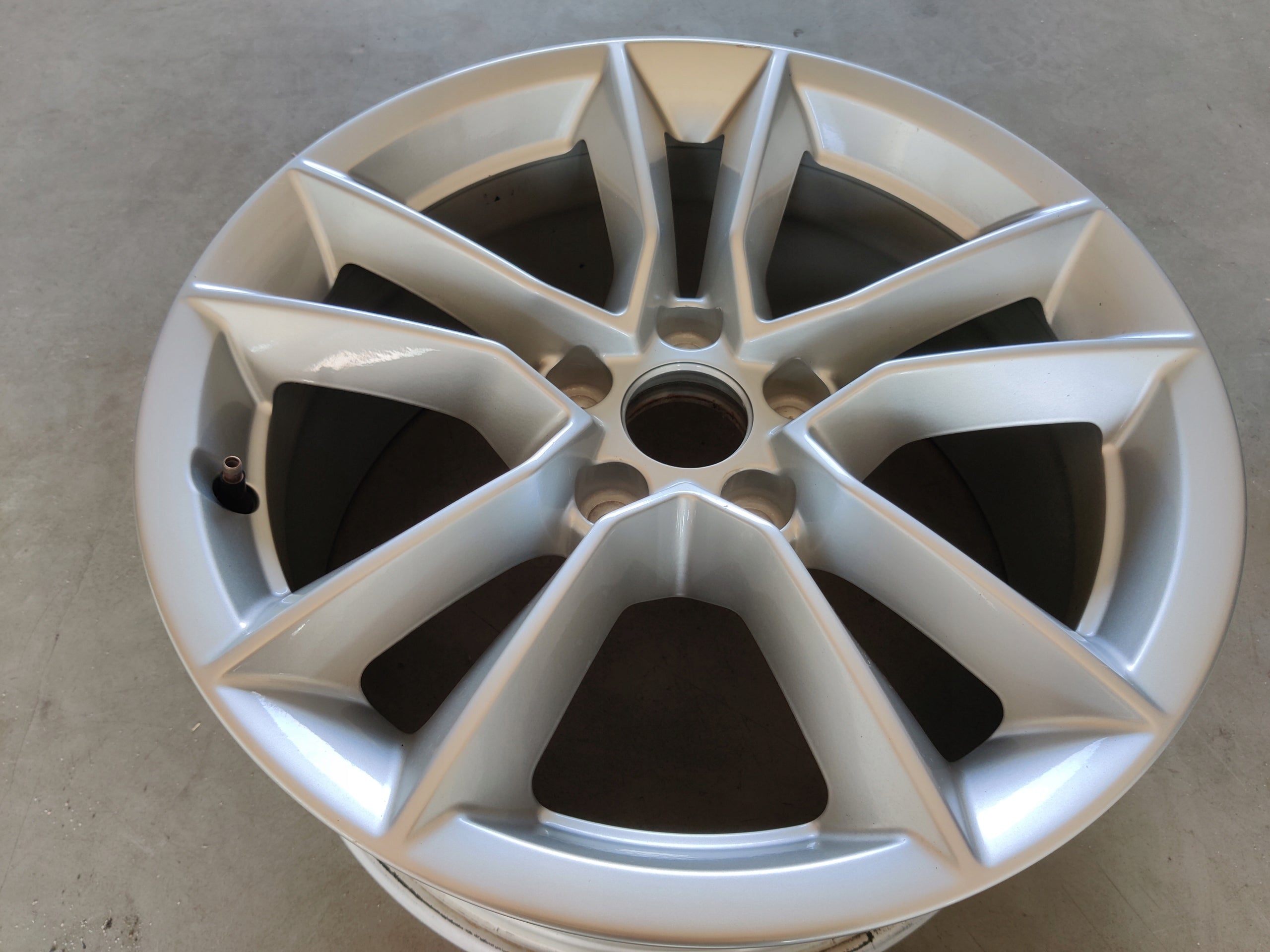 1x Alu Felge Audi A4 Aluminum rim 17 Zoll 7.5J 5x112 29ET 8W0601025AG