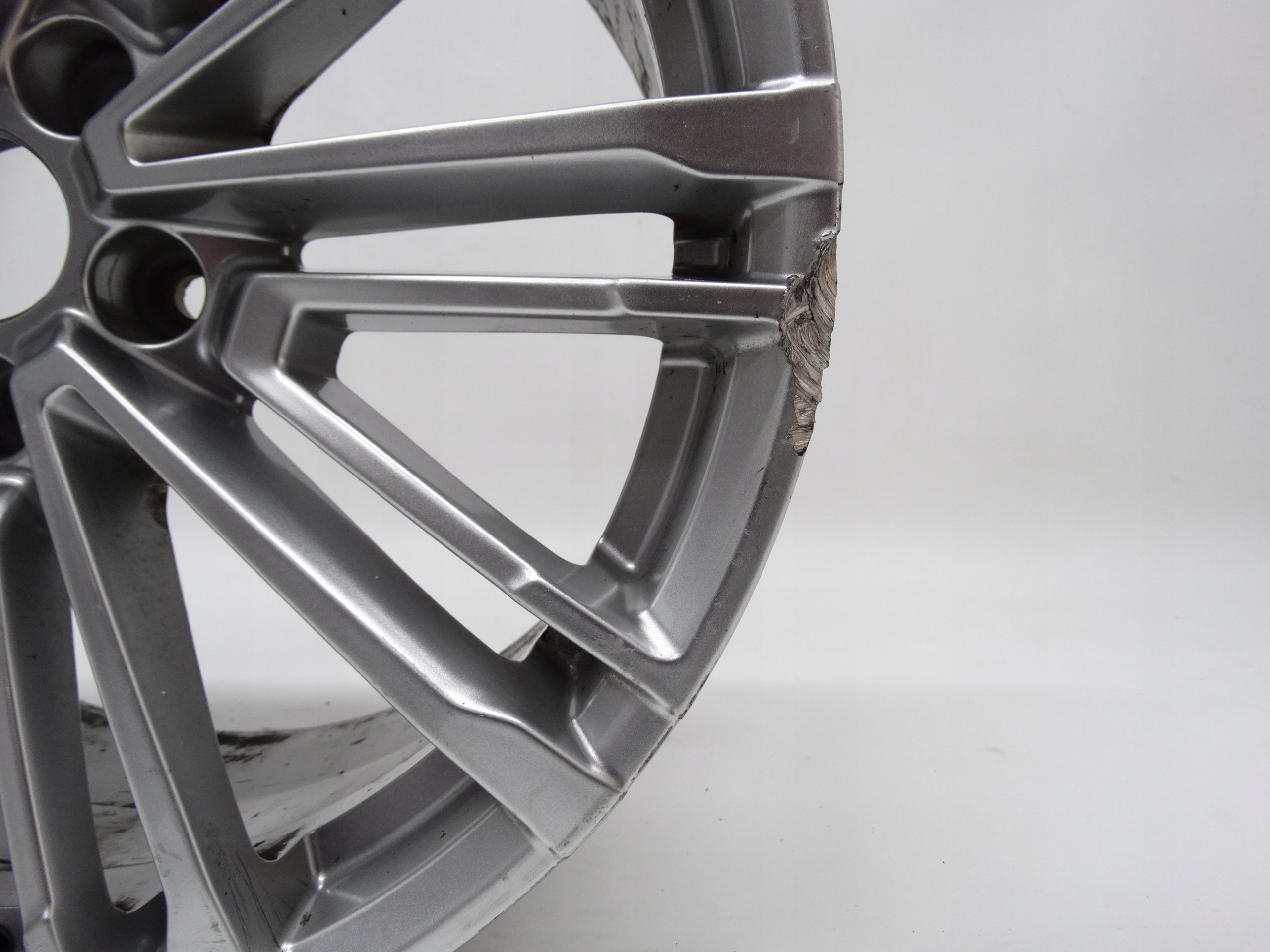 1x Alu Felge Audi A4 Aluminum rim 19 Zoll 8.5J 5x112 32ET 8W0601025CC