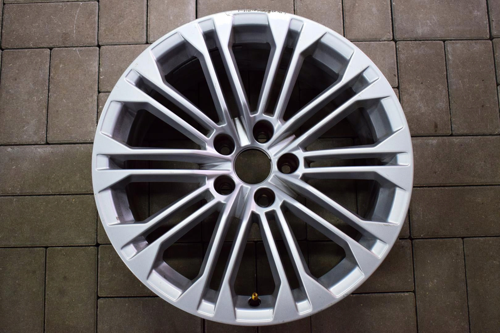 1x Alu Felge Audi A4 Aluminum rim 18 Zoll 8.5J 5x112 29ET 8W0601025AJ