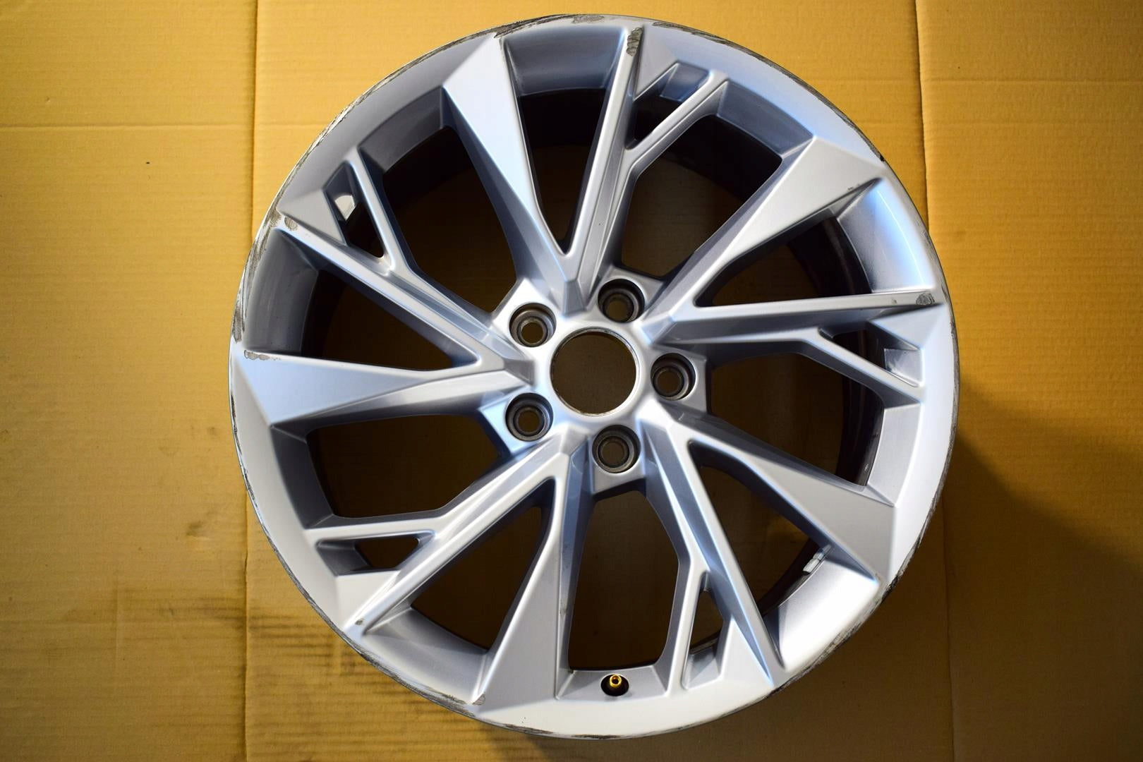  1x Alu Felge Audi A4 Aluminum rim 18 Zoll 8.5J 5x112 29ET 8W0601025FM product image