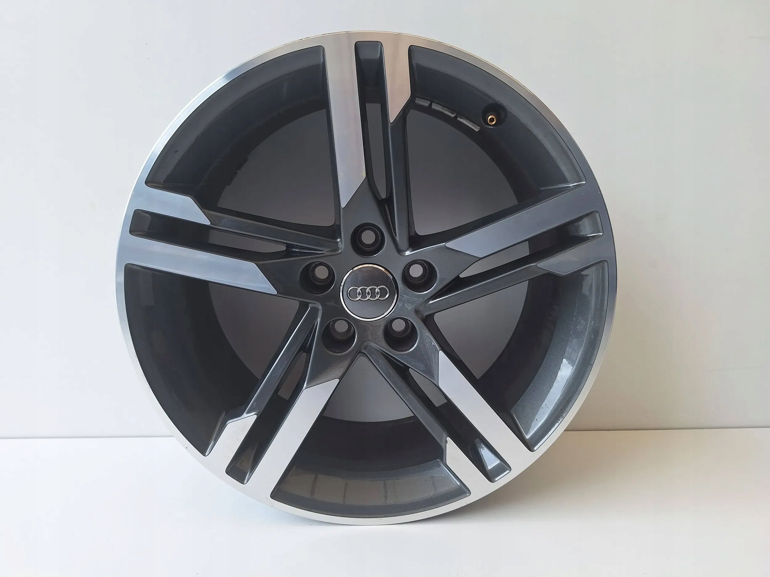  1x Alu Felge Audi A4 Aluminum rim 18 Zoll 8W0601025M product image