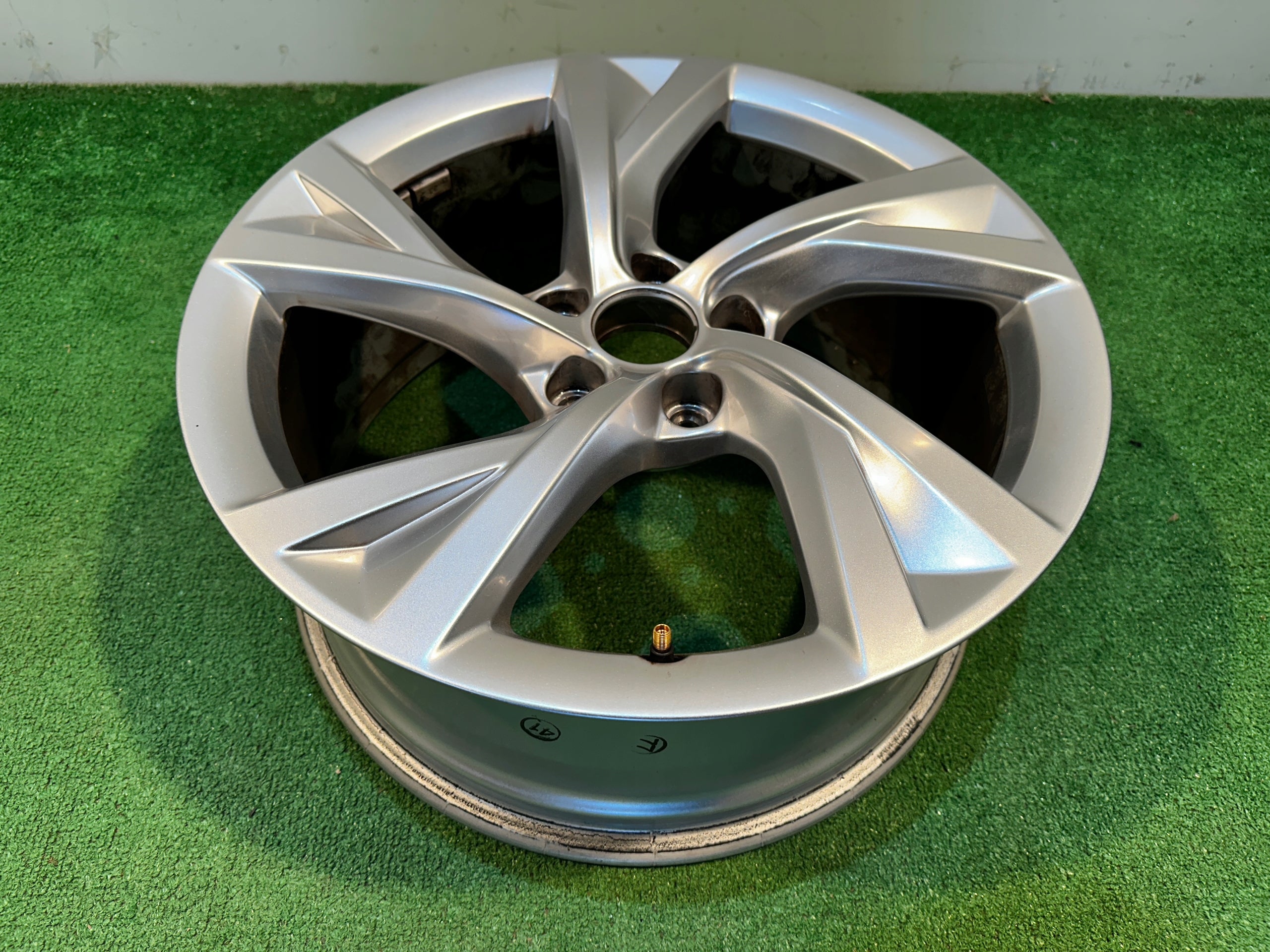 1x Alu Felge Audi A4 Aluminum rim 18 Zoll 8.0J 5x112 40ET 8W0601025EJ