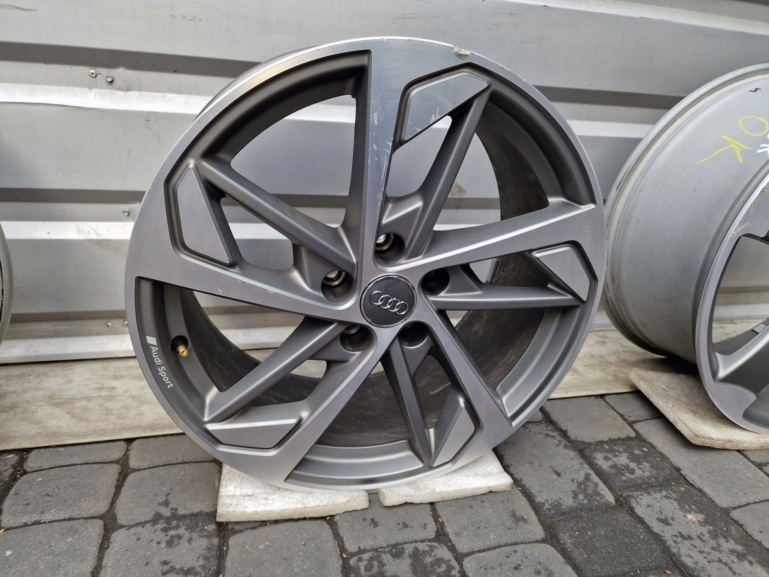 1x Alu Felge Audi A4 Aluminum rim 18 Zoll 8.0J 5x112 40ET