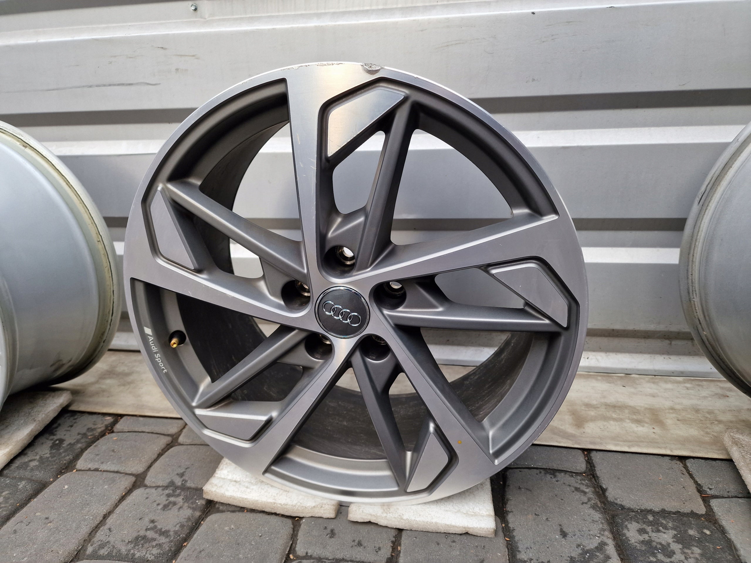 1x Alu Felge Audi A4 Aluminum rim 18 Zoll 8.0J 5x112 40ET