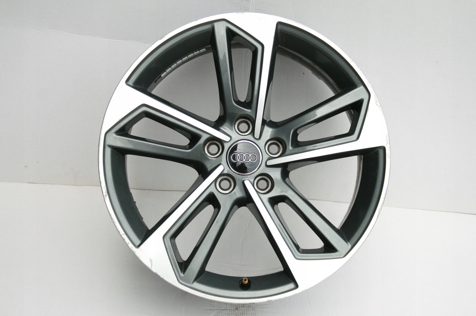  1x Alu Felge Audi A4 Aluminum rim 18 Zoll 8.0J 5x112 40ET 8W0601025DL product image