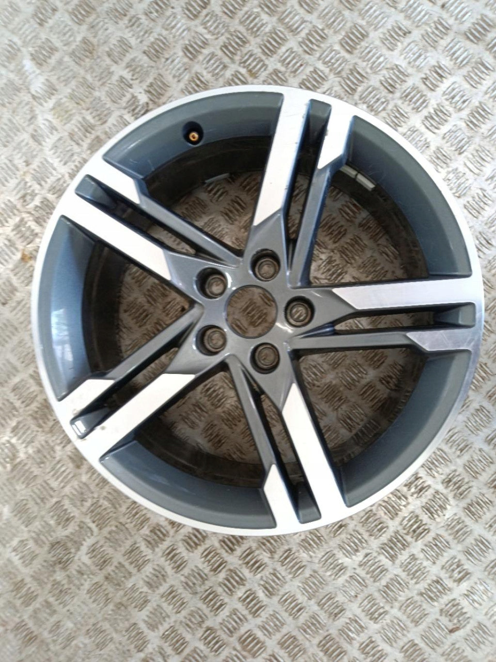 1x Alu Felge Audi A4 Aluminum rim 18 Zoll 8.0J 5x112 8W0601025M