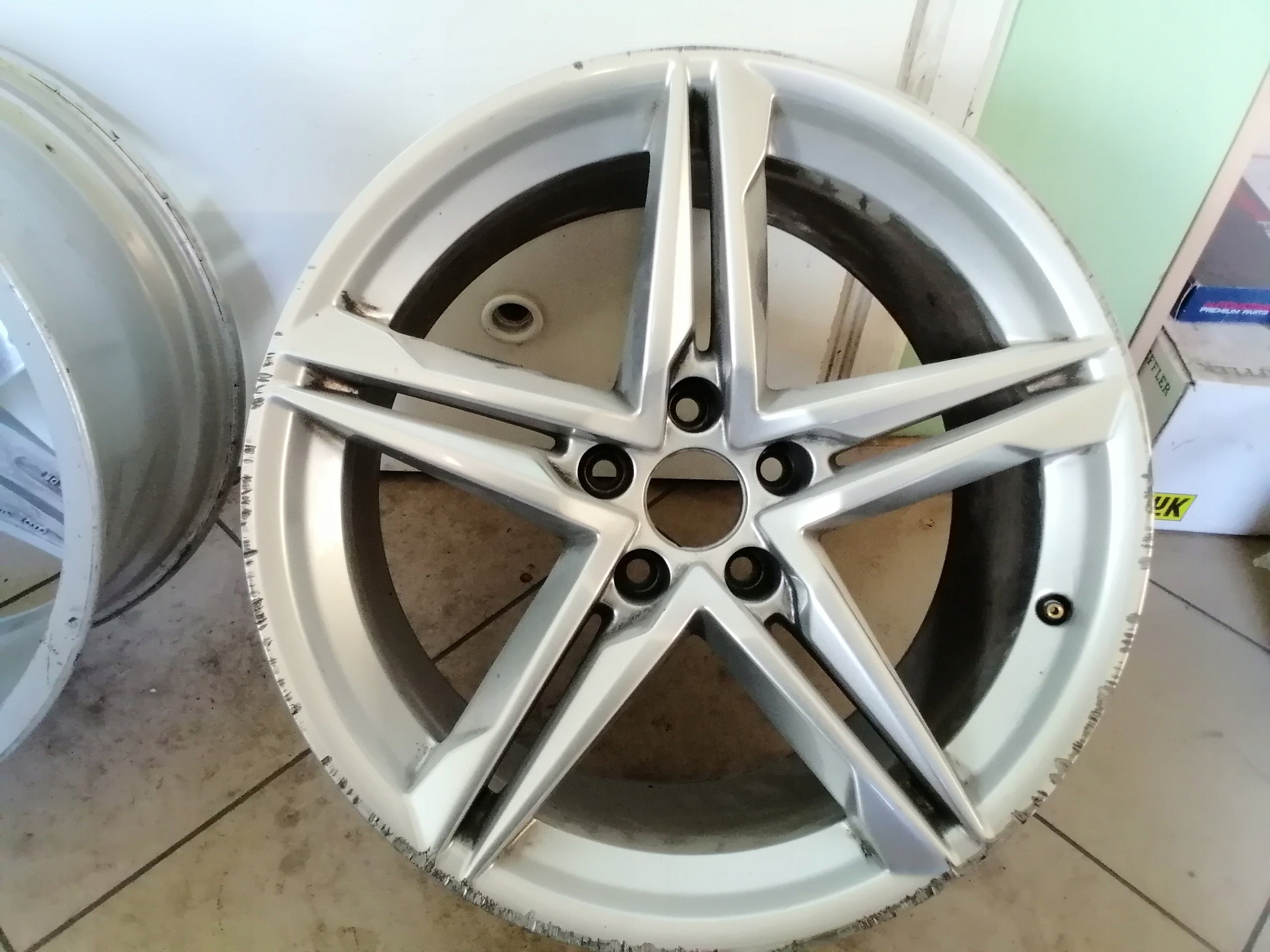 1x Alu Felge Audi A4 Aluminum rim 18 Zoll 8.5J 5x112 29ET 8W0601025DE