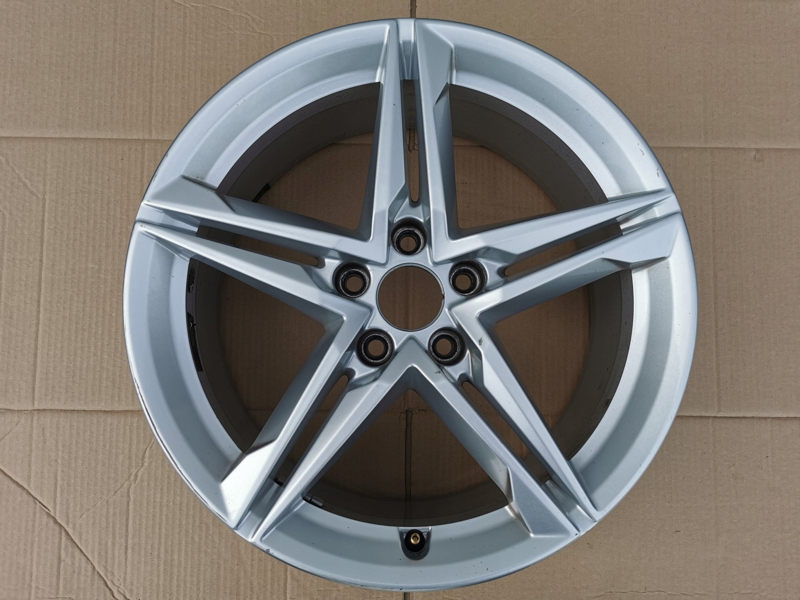 1x Alu Felge Audi A4 Aluminum rim 18 Zoll 8.0J 5x112 40ET 8W0601025EC