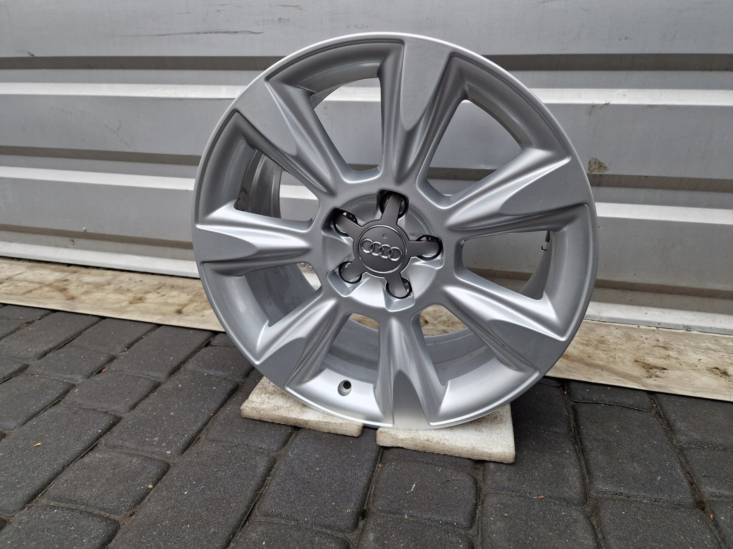 1x Alu Felge Audi A4 Aluminum rim 17 Zoll 8.0J 5x112 26ET