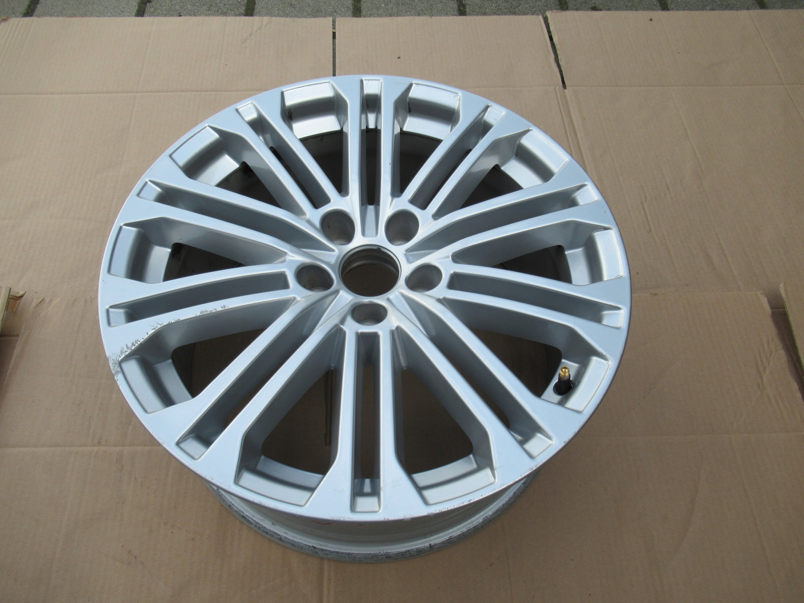 1x Alu Felge Audi A4 Aluminum rim 18 Zoll 8.0J 5x112 31ET