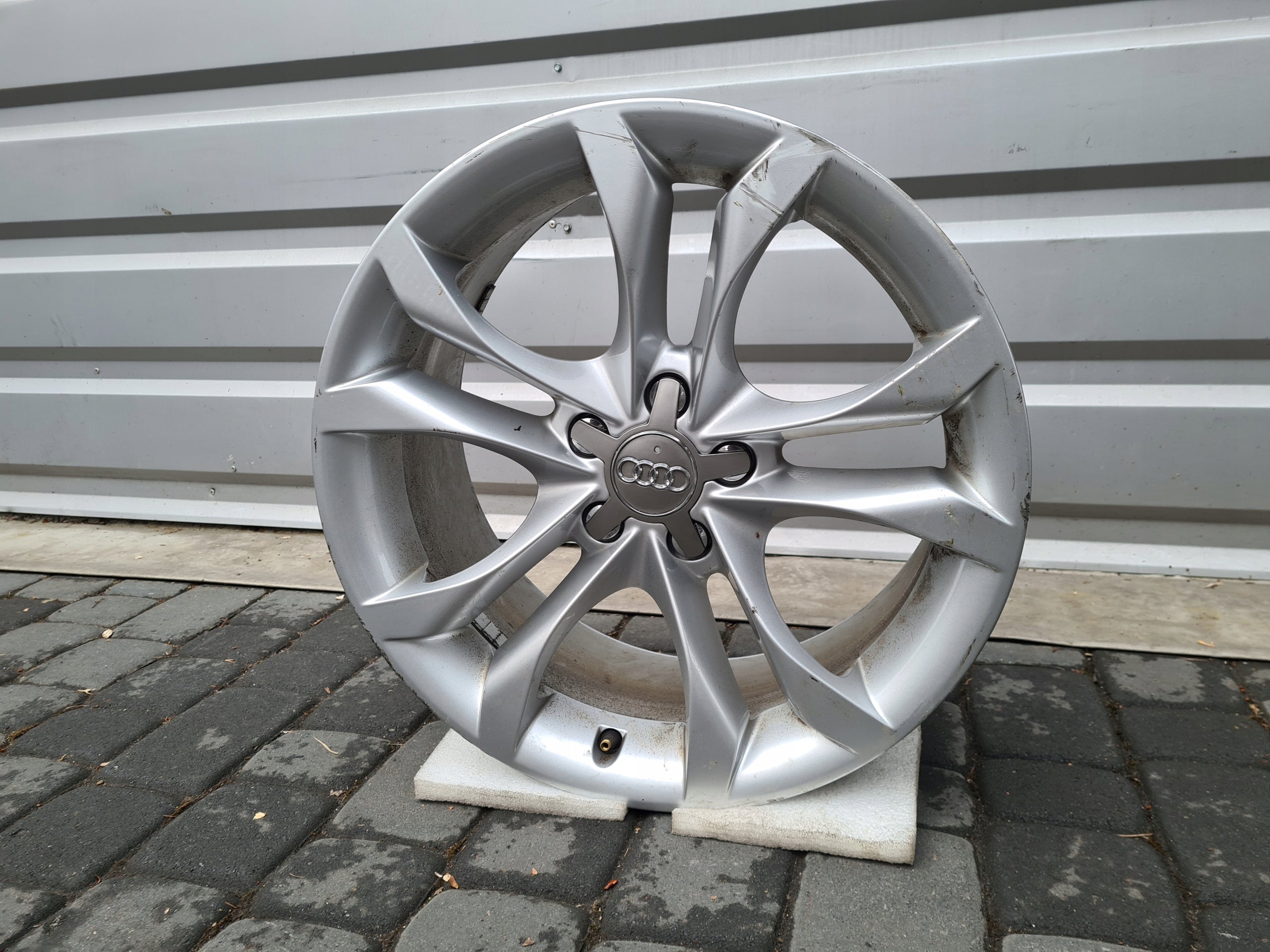 1x Alu Felge Audi A5 Aluminum rim 18 Zoll 8.0J 5x112 31ET 8T0601025A