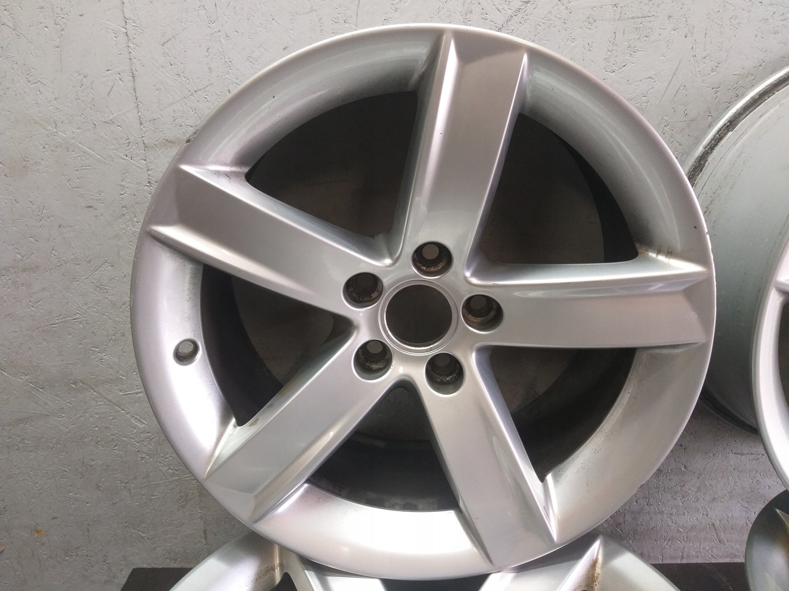 1x Alu Felge Audi A5 Aluminum rim 17 Zoll 7.5J 5x112 8T0601697