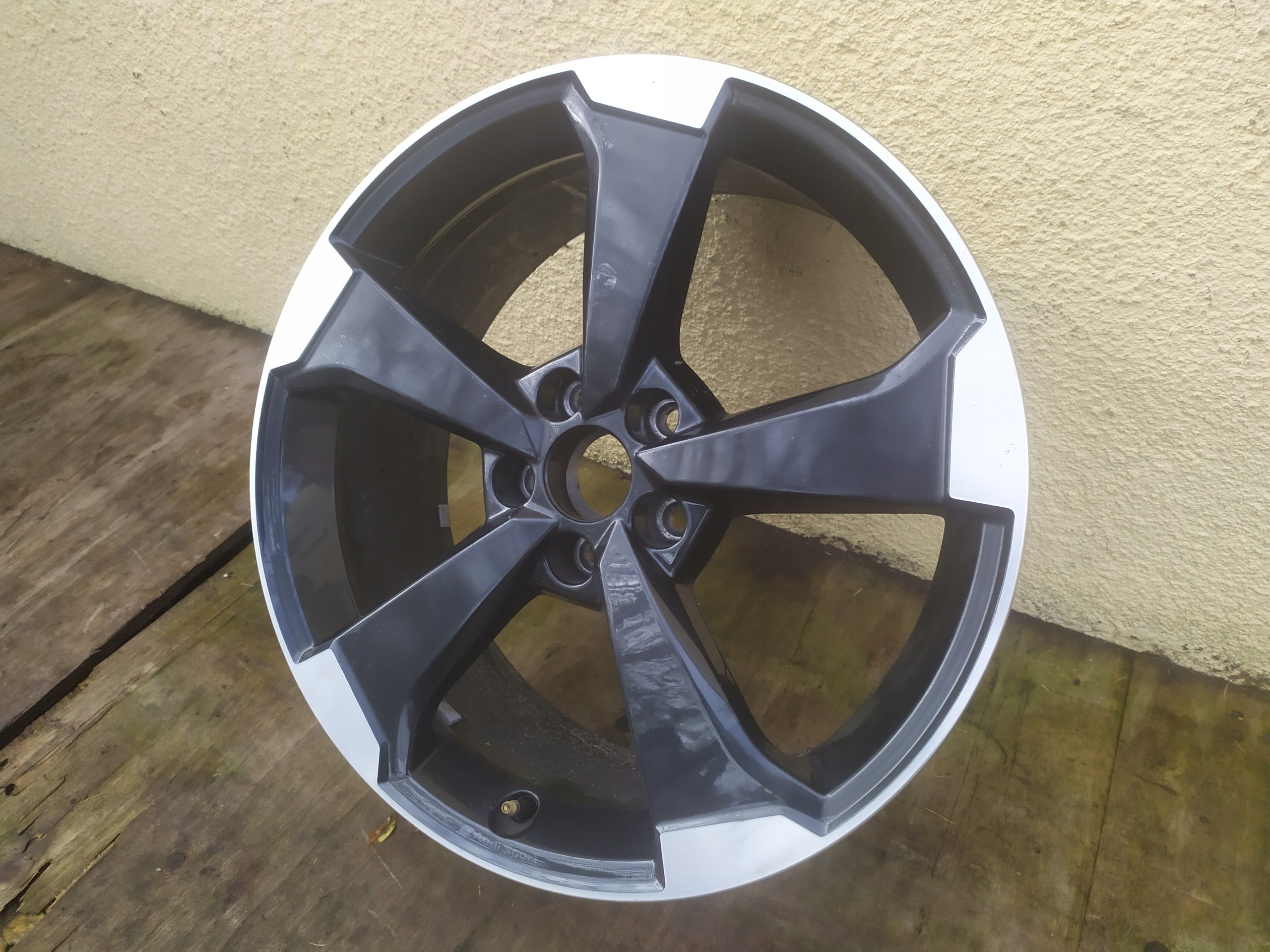 1x Alu Felge Audi Q2 A6 Aluminum rim 19 Zoll 8.0J 5x112 45ET 81A601025M