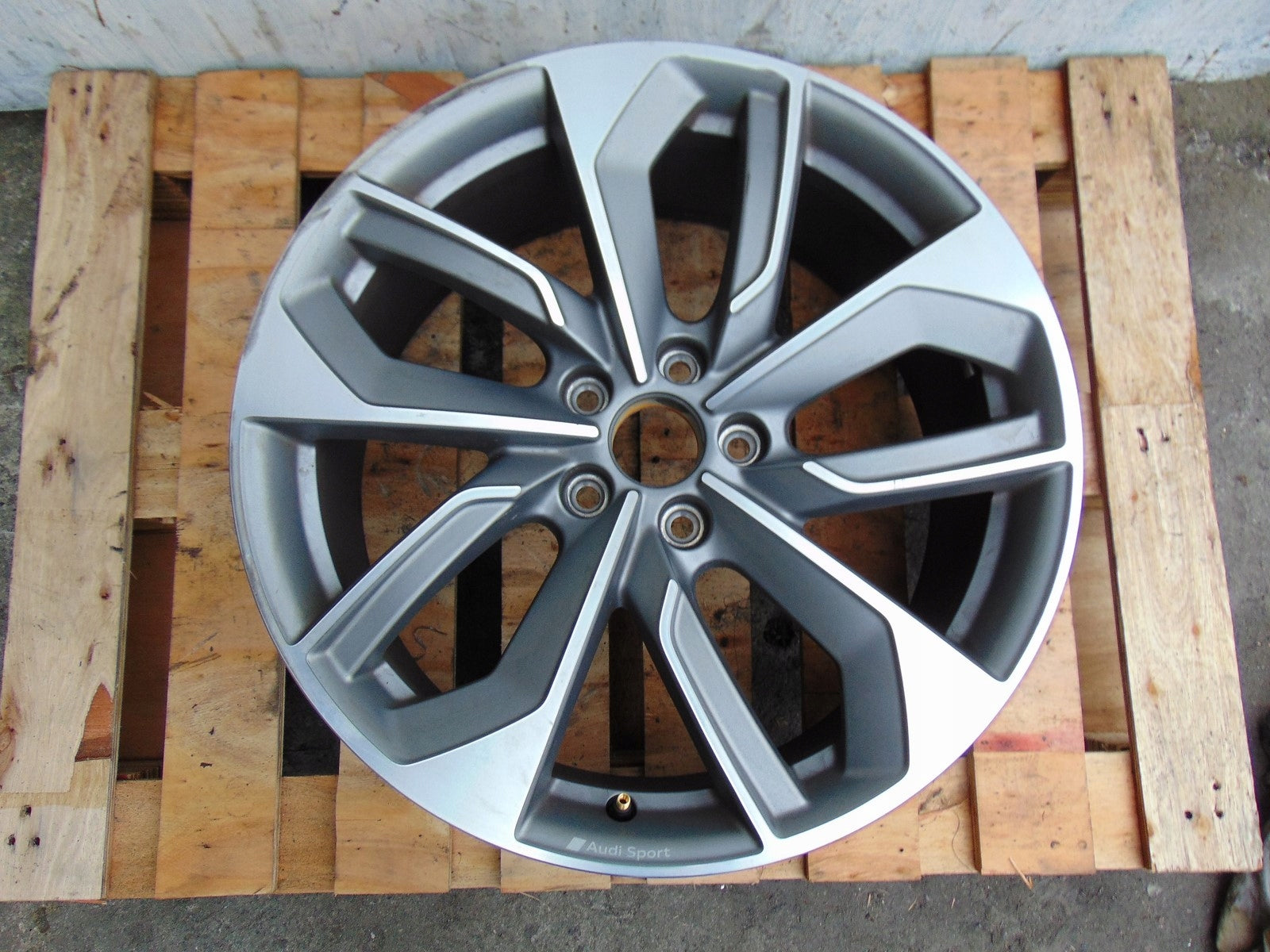  1x aluminum rim Audi Q2 A6 Aluminum rim 19 inch 8.0J 5x112 45ET 81A601025AC  product image