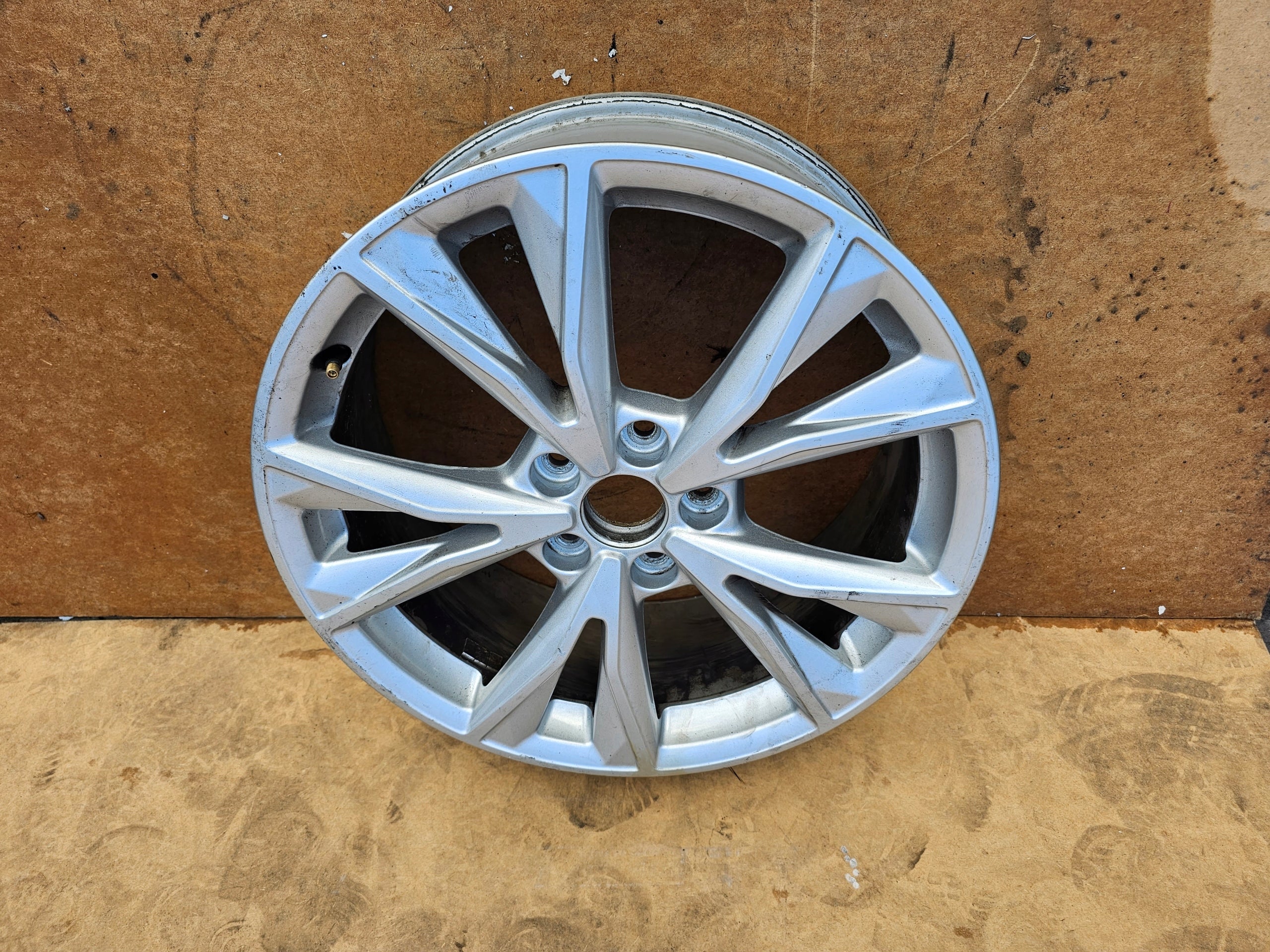 1x Alu Felge Audi Q3 A6 Aluminum rim 18 Zoll 7.0J 5x112 83A601025K