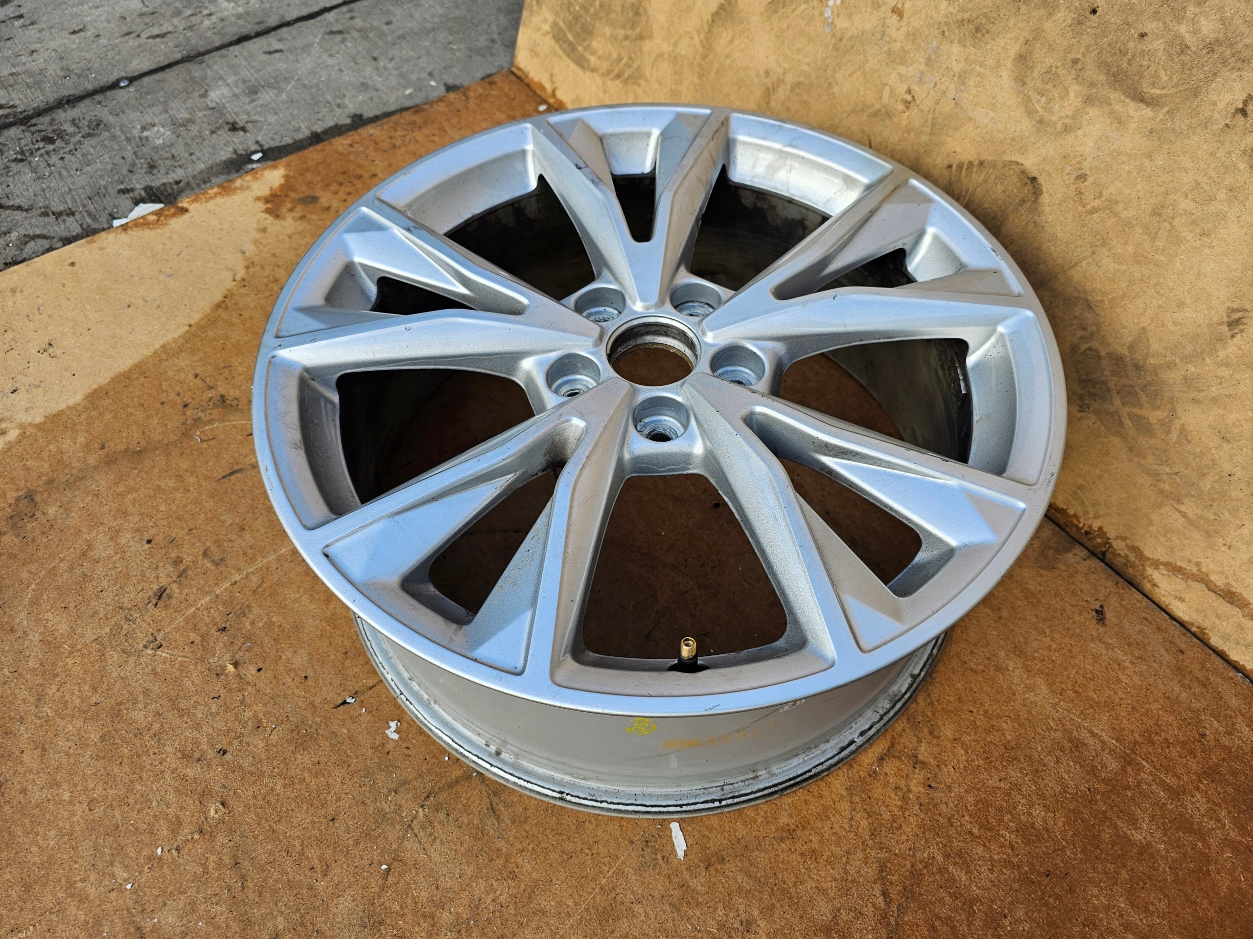 1x Alu Felge Audi Q3 A6 Aluminum rim 18 Zoll 7.0J 5x112 83A601025K