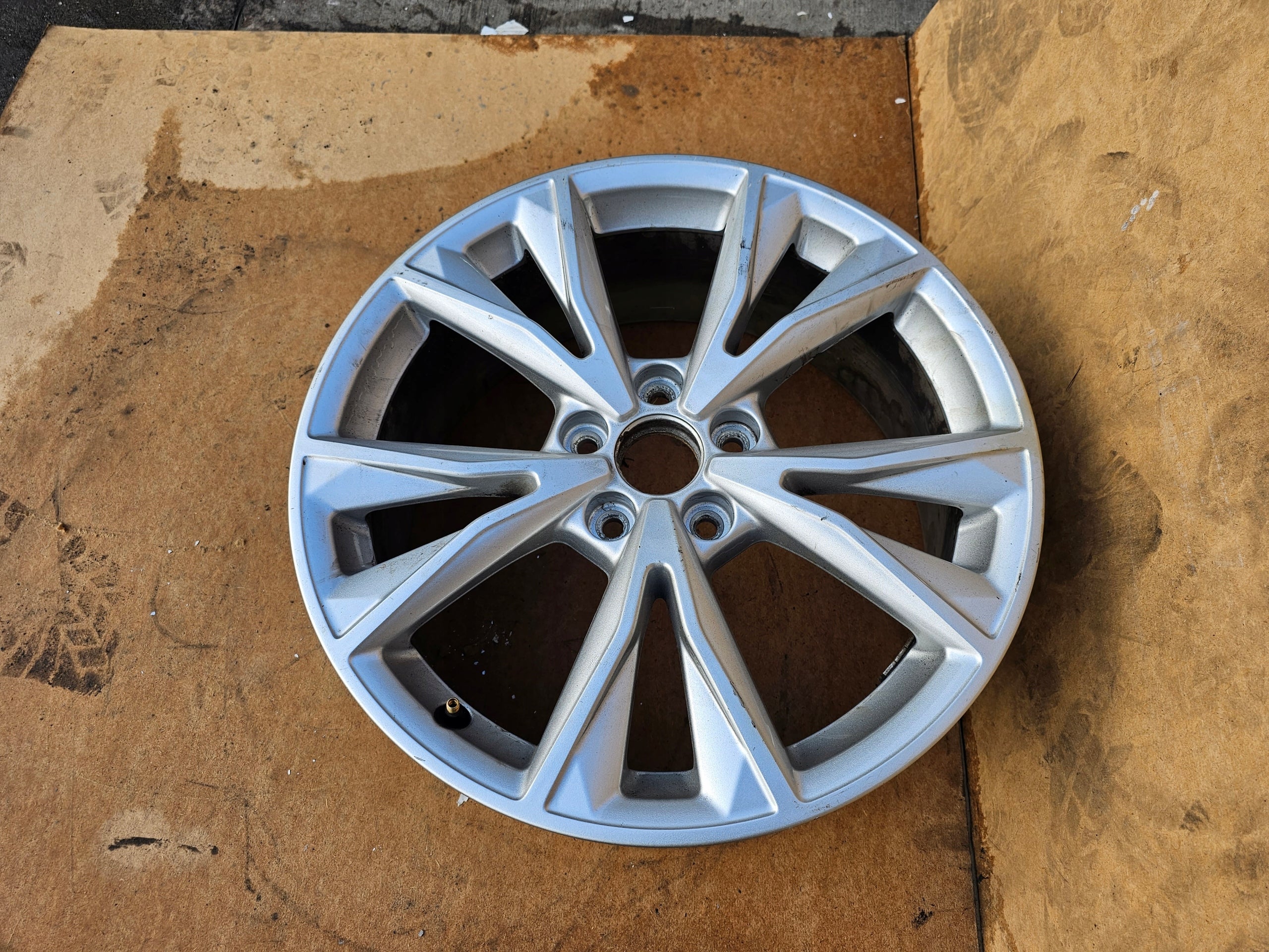 1x Alu Felge Audi Q3 A6 Aluminum rim 18 Zoll 7.0J 5x112 83A601025K