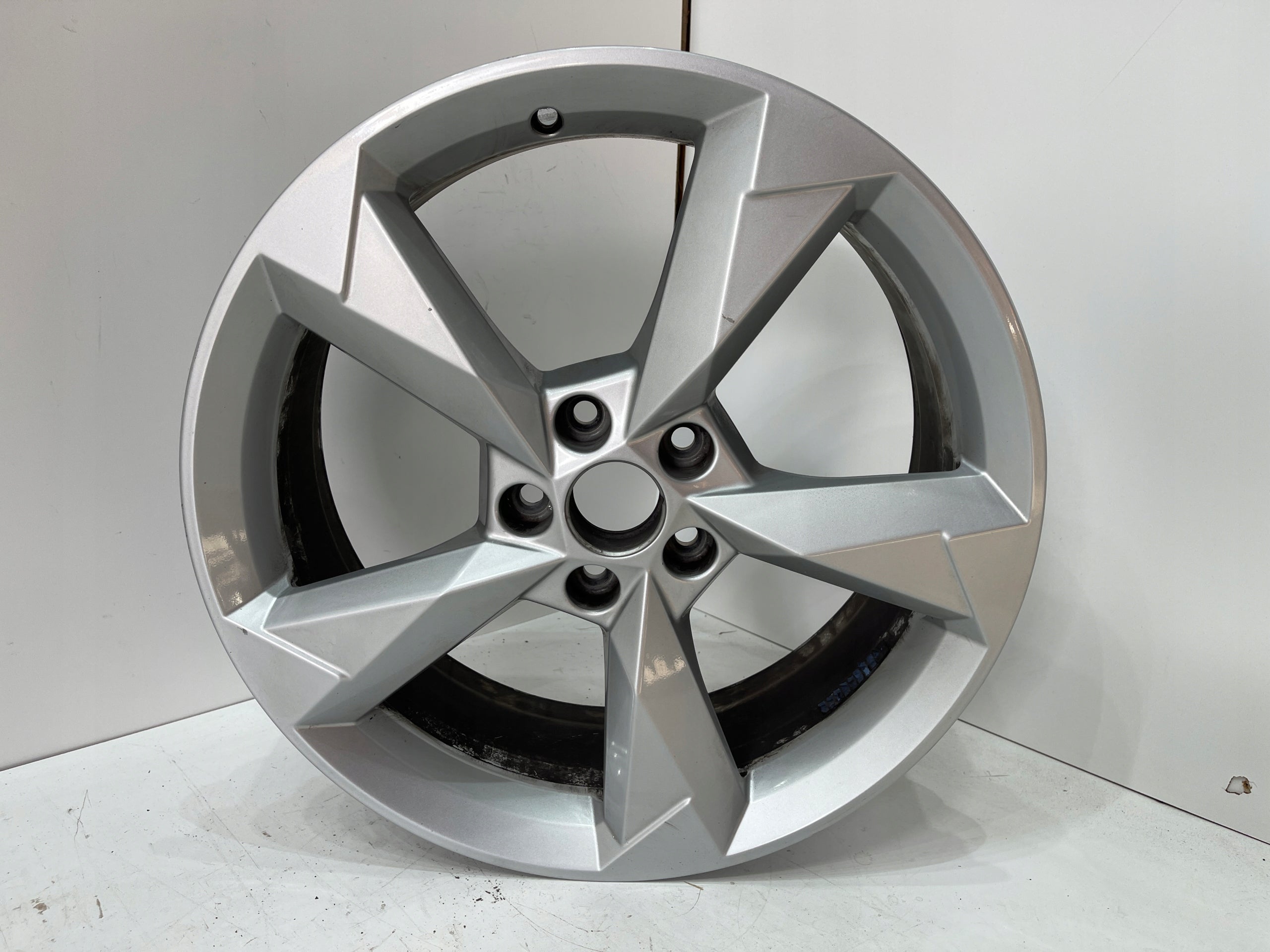 1x Alu Felge Audi Q3 A6 Aluminum rim 19 Zoll 7.0J 5x112 83A601025N