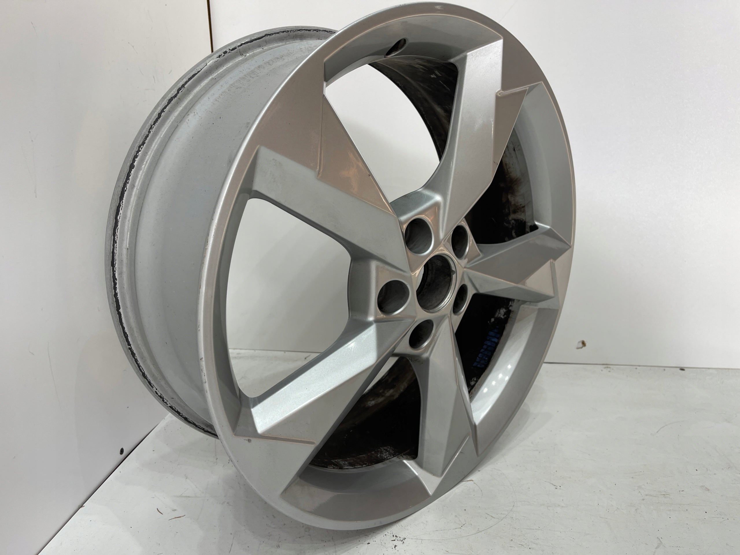 1x Alu Felge Audi Q3 A6 Aluminum rim 19 Zoll 7.0J 5x112 83A601025N