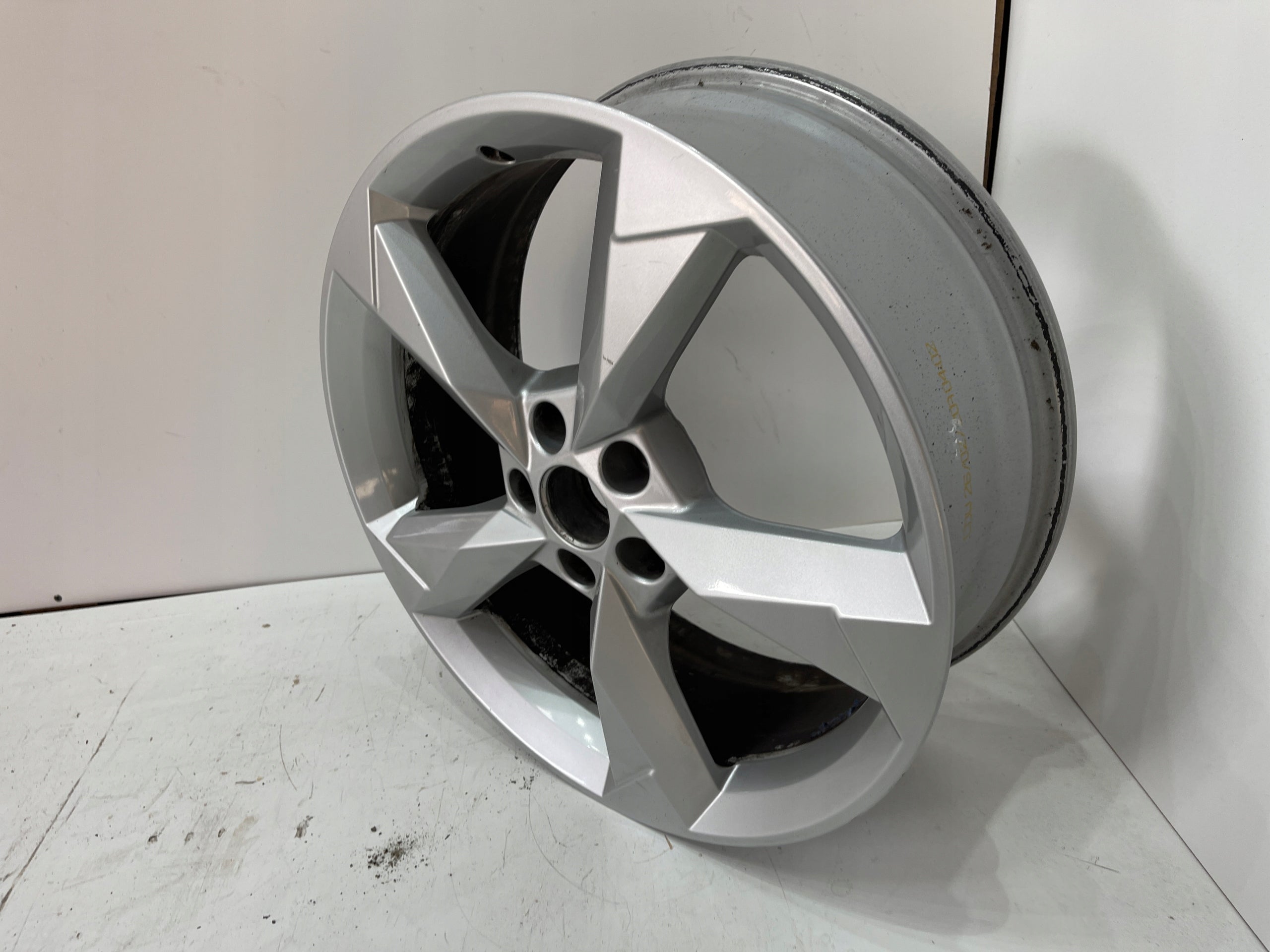 1x Alu Felge Audi Q3 A6 Aluminum rim 19 Zoll 7.0J 5x112 83A601025N