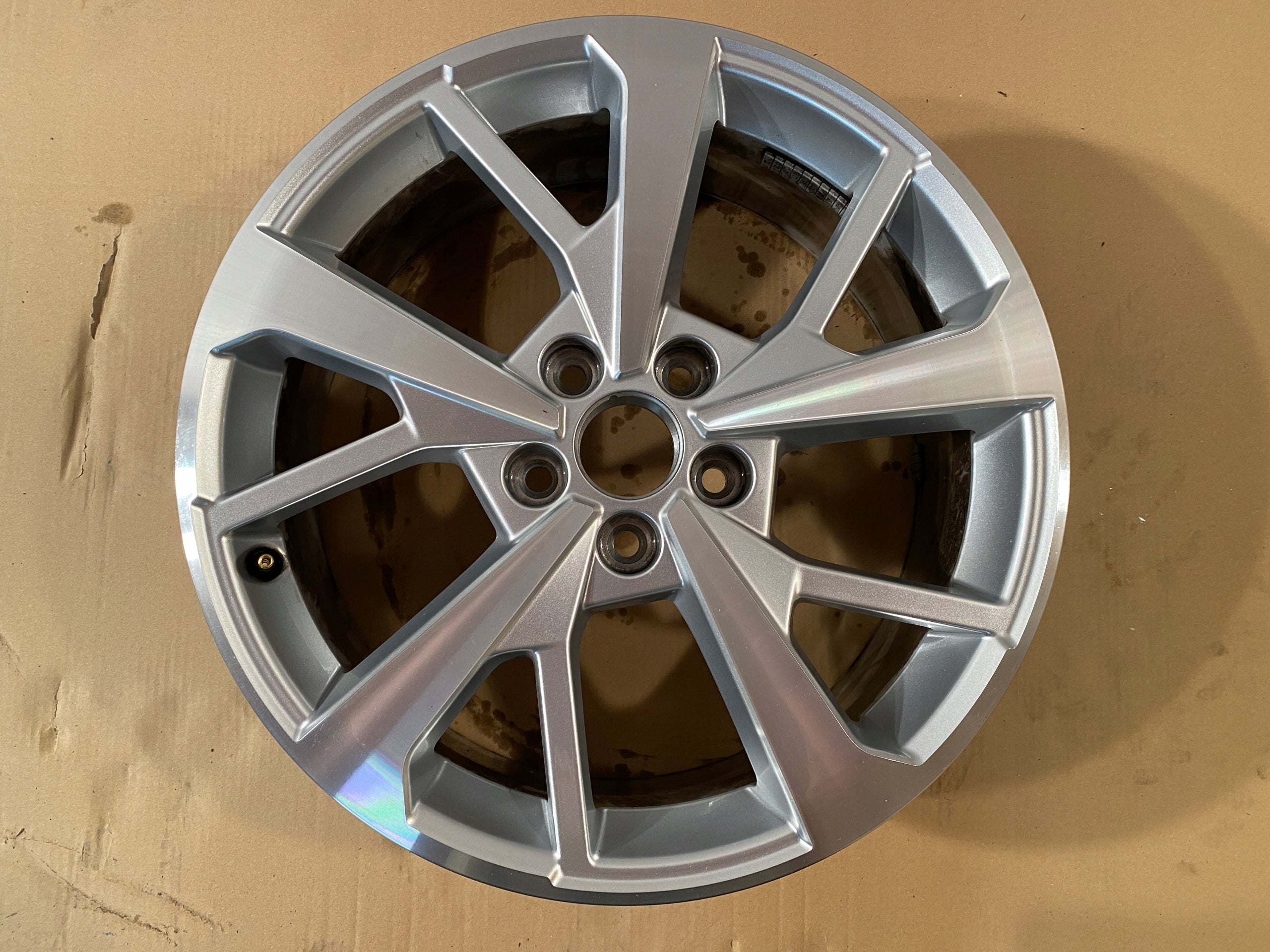 1x Alu Felge Audi Q3 A6 Aluminum rim 18 Zoll 7.0J 5x112 43ET 83A601025J