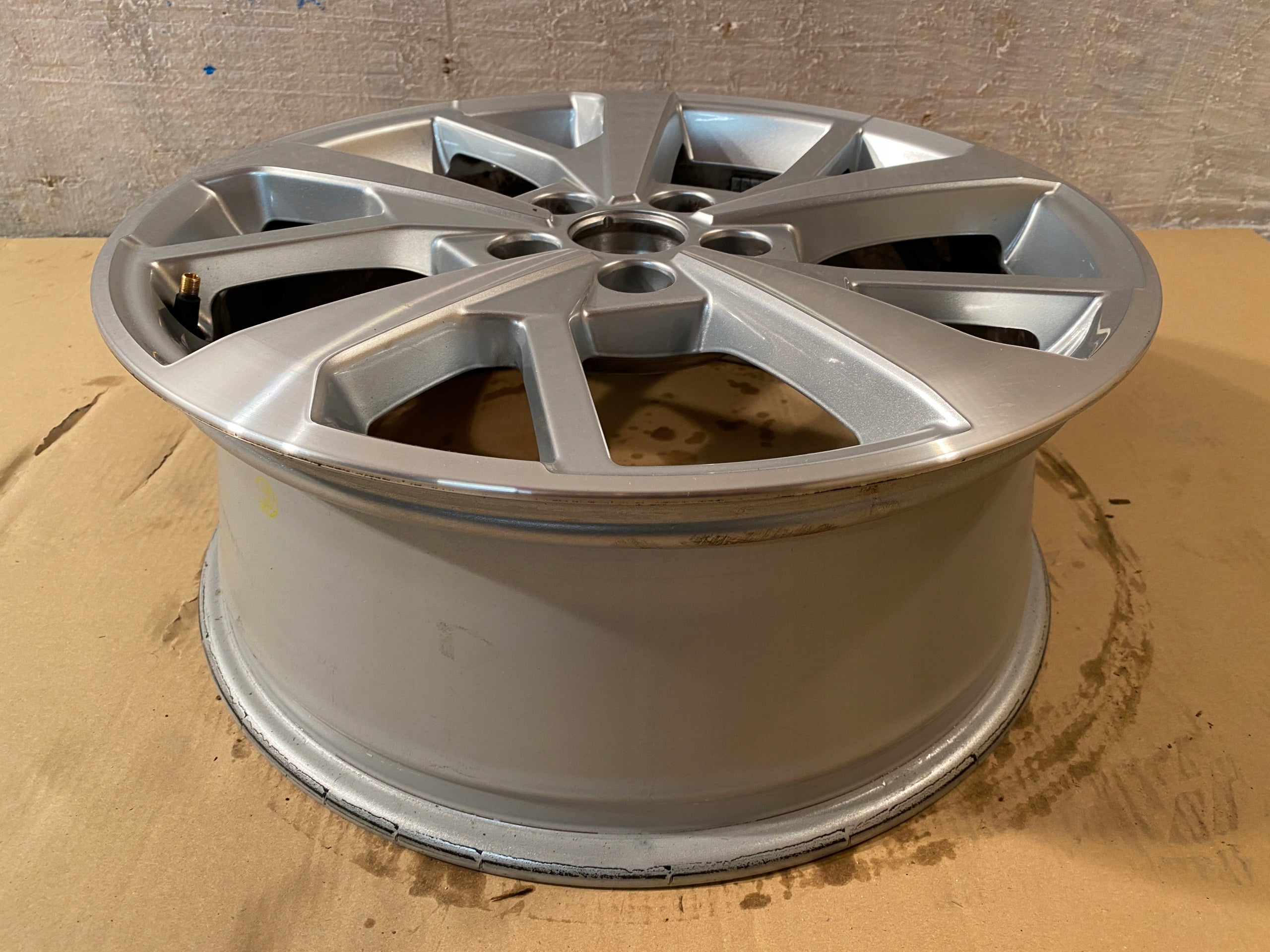 1x Alu Felge Audi Q3 A6 Aluminum rim 18 Zoll 7.0J 5x112 43ET 83A601025J