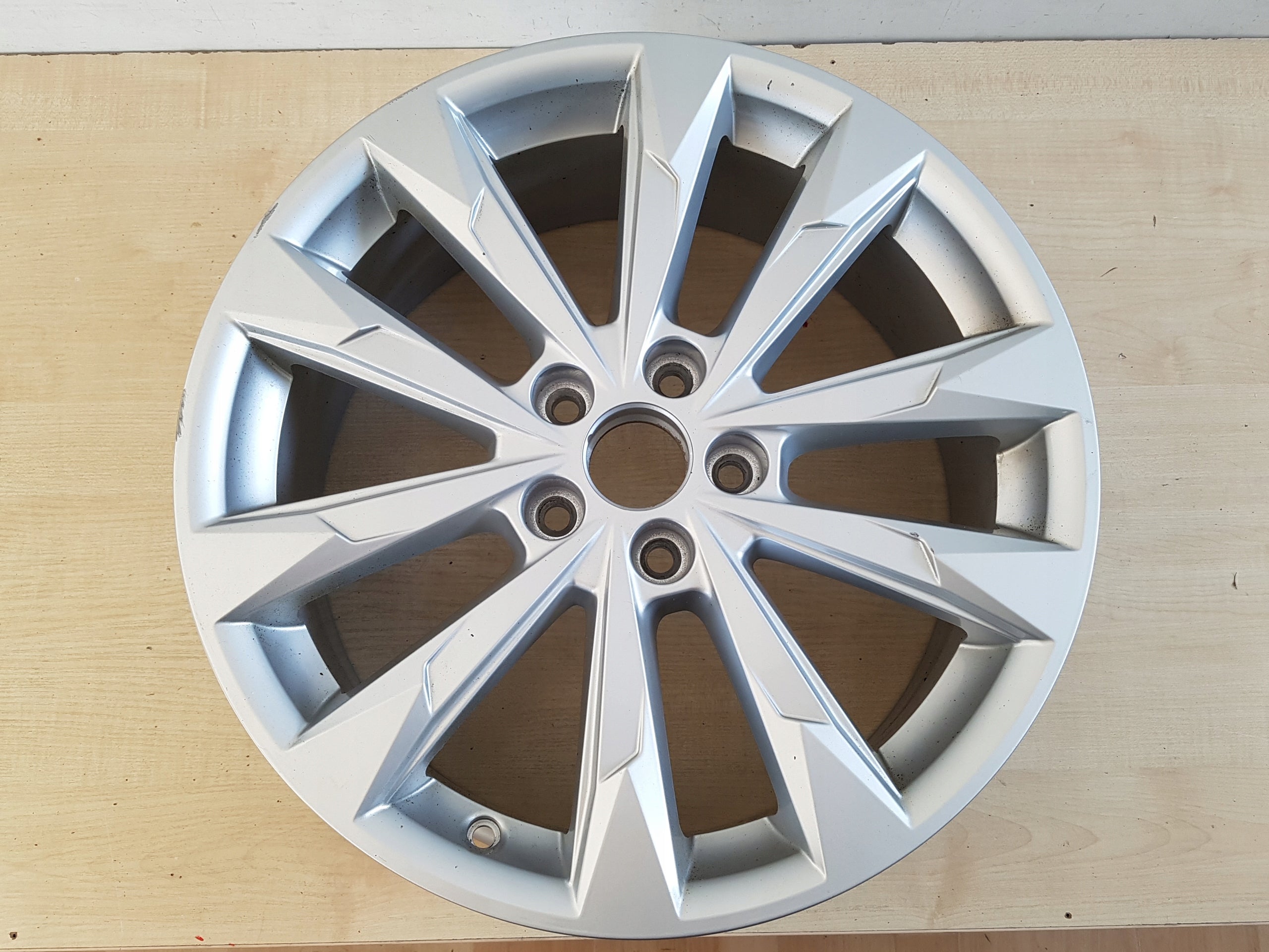 1x Alu Felge Audi Q3 A6 Aluminum rim 18 Zoll 7.0J 5x112 43ET 83A601025G