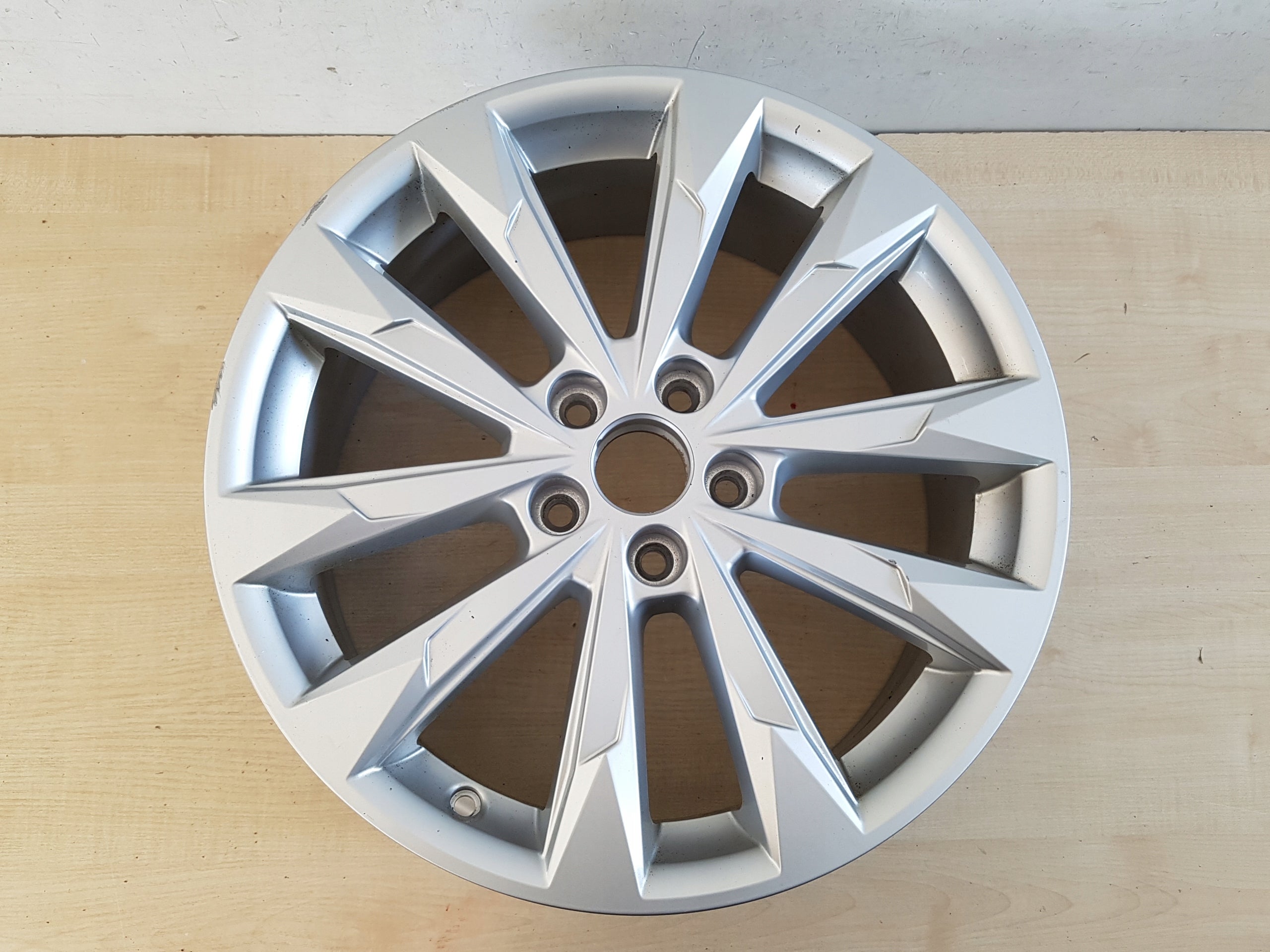 1x Alu Felge Audi Q3 A6 Aluminum rim 18 Zoll 7.0J 5x112 43ET 83A601025G