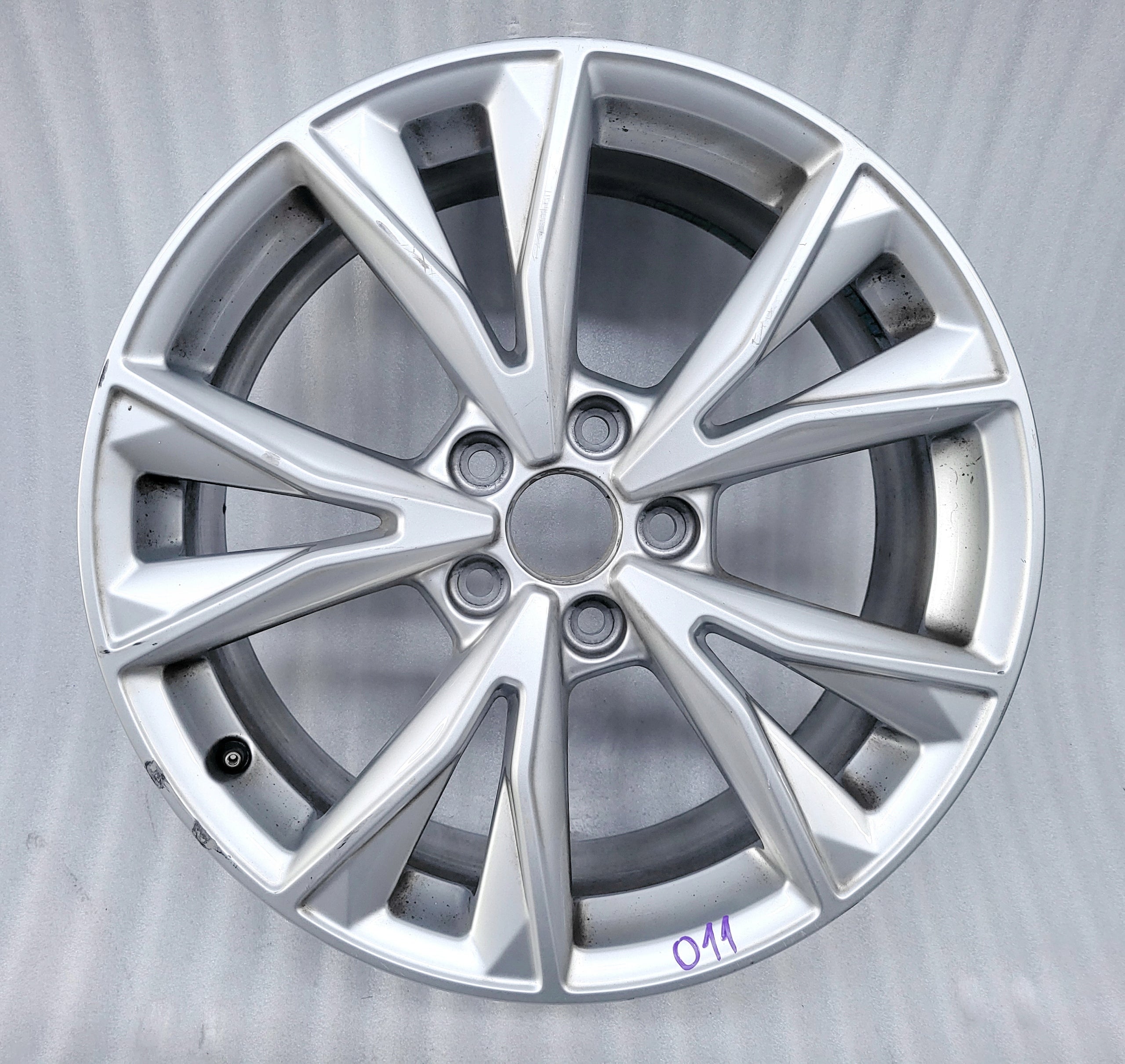 1x Alu Felge Audi A6 Q3 Aluminum rim 18 Zoll 7.0J 5x112 43ET 83A601025K