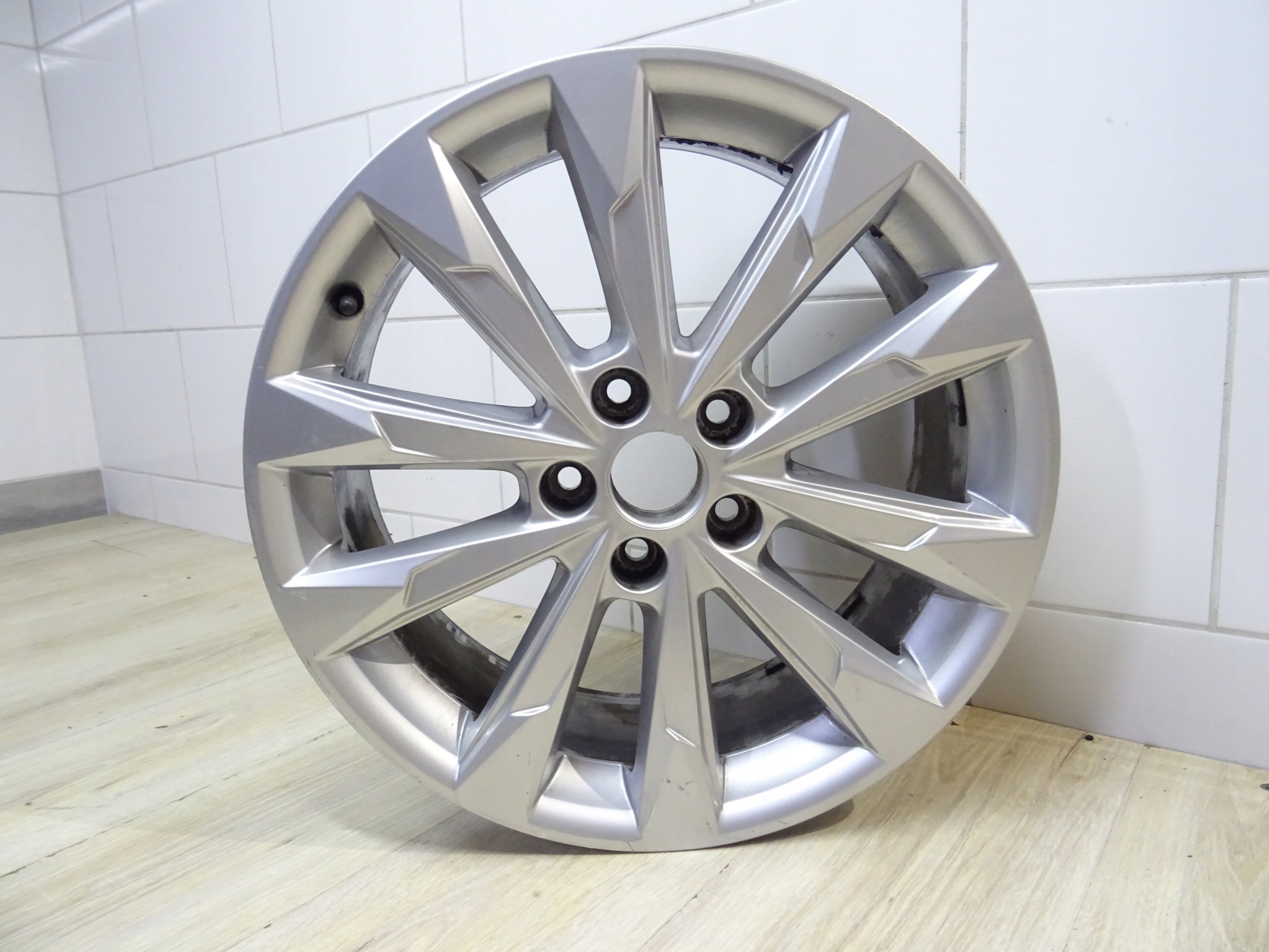 1x Alu Felge Audi Q3 A6 Aluminum rim 18 Zoll 7.0J 5x112 43ET 83A601025G