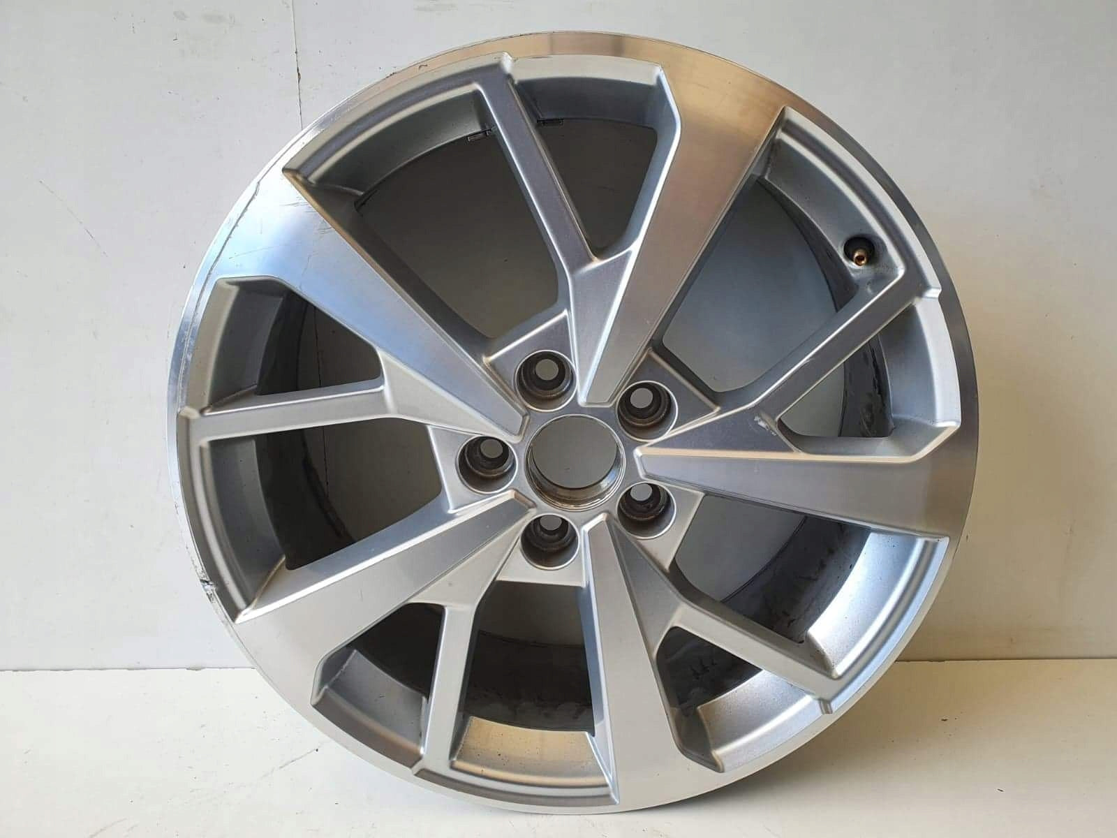 1x Alu Felge Audi Q3 A6 Aluminum rim 18 Zoll 7.0J 5x112 83A601025