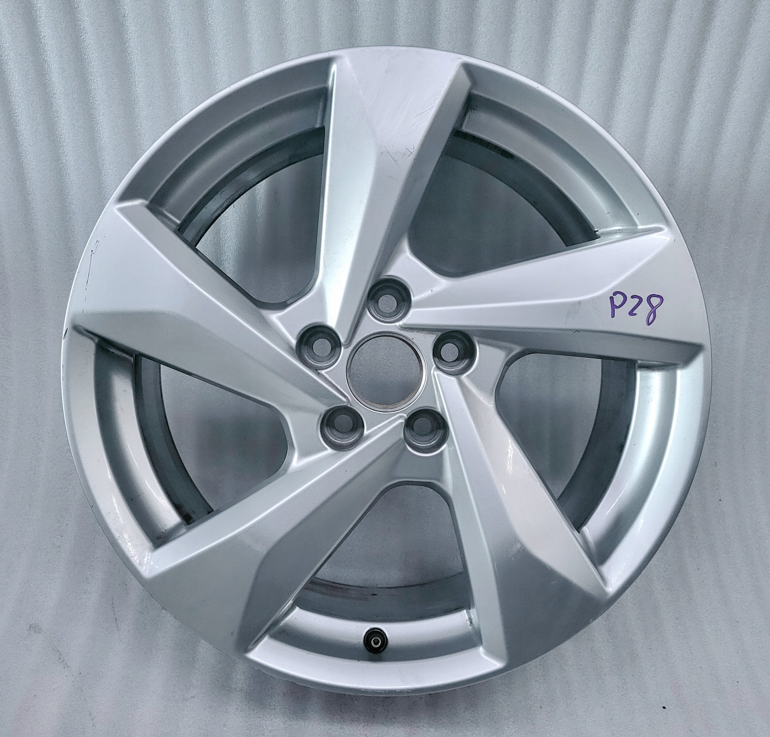 1x Alu Felge Audi A6 Q3 Aluminum rim 18 Zoll 7.0J 5x112 43ET 83A601025H