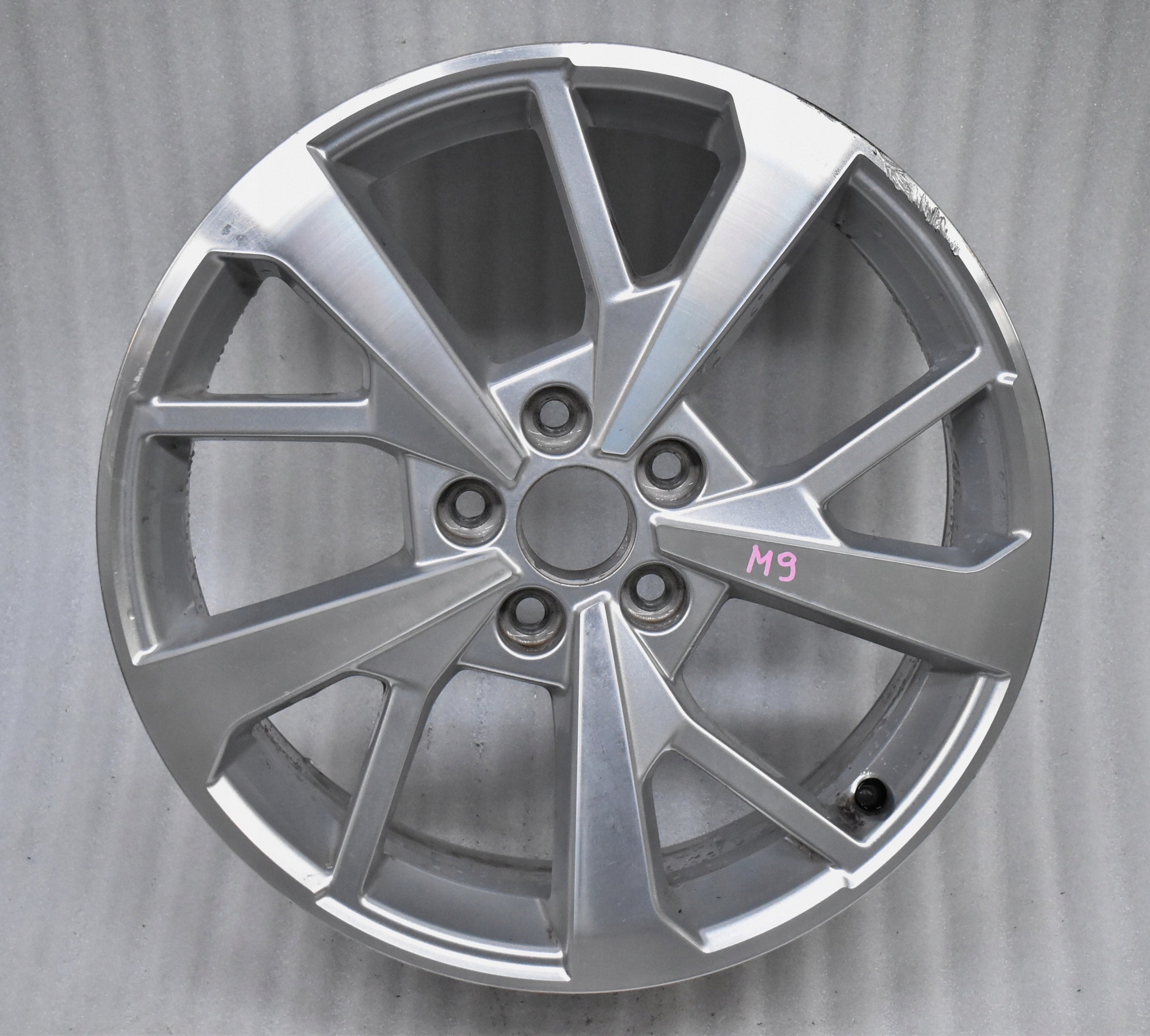  1x Alu Felge Audi Q3 A6 Aluminum rim 18 Zoll 7.0J 5x112 43ET 83A601025J product image