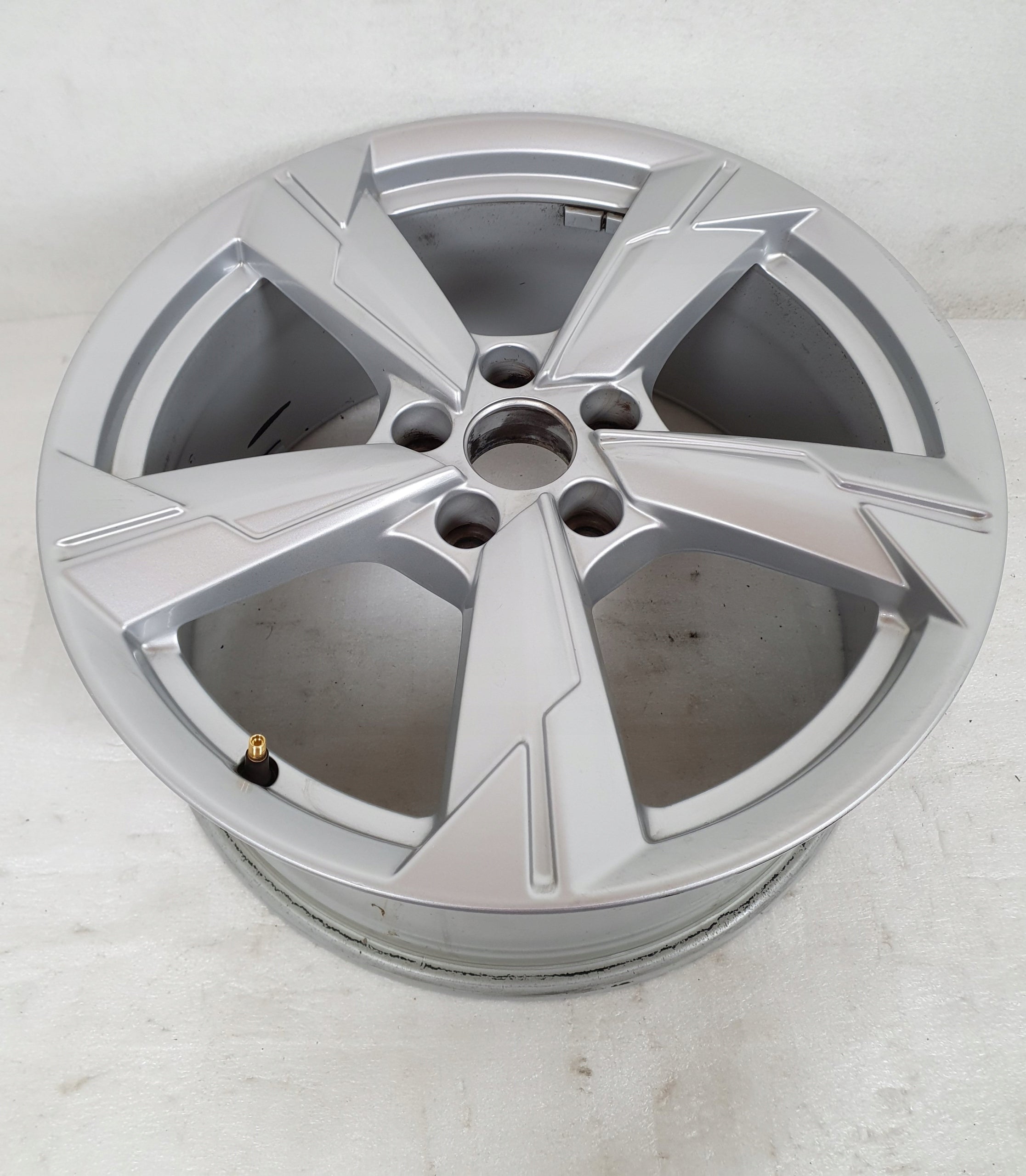 1x Alu Felge Audi A6 Aluminum rim 18 Zoll 8.0J 5x112 39ET 4K0601025D