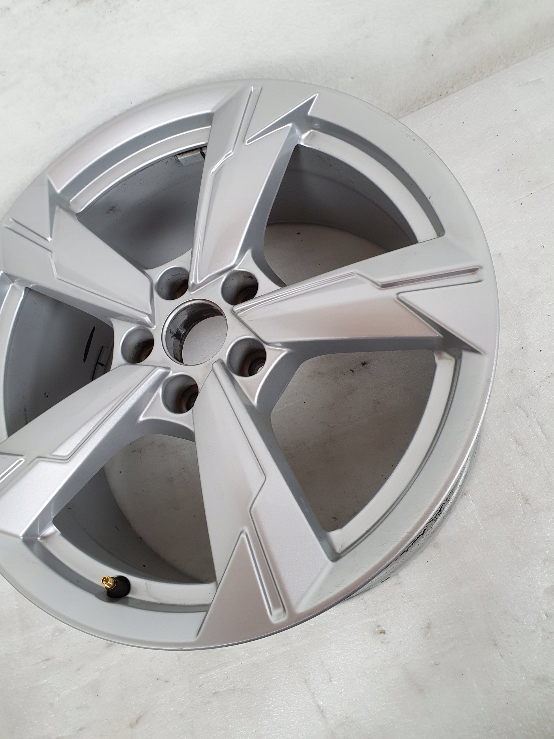 1x Alu Felge Audi A6 Aluminum rim 18 Zoll 8.0J 5x112 39ET 4K0601025D