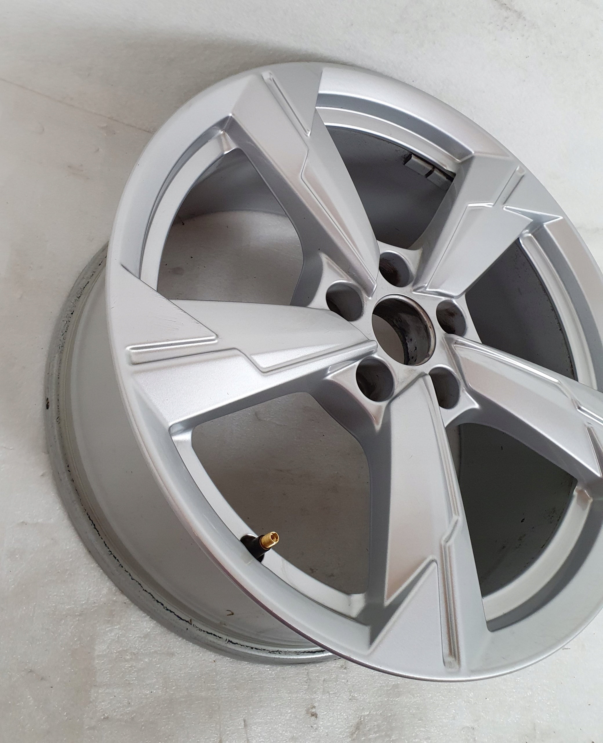 1x Alu Felge Audi A6 Aluminum rim 18 Zoll 8.0J 5x112 39ET 4K0601025D